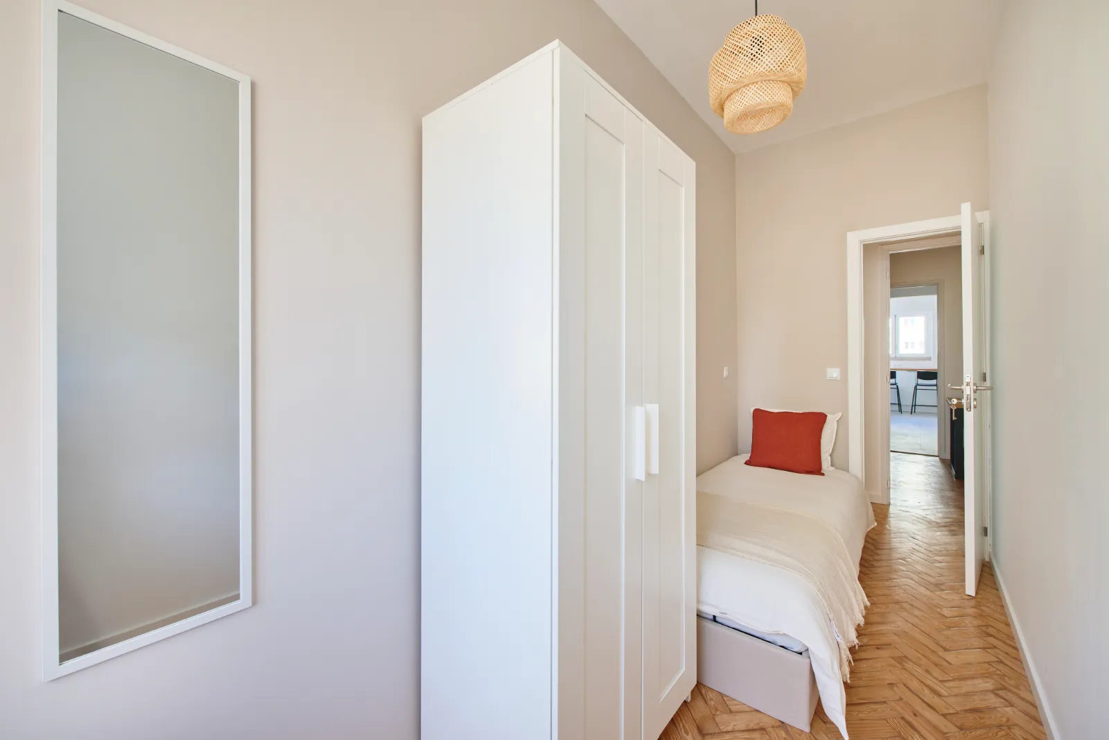 Room 2 - Single Room in Alvalade, Lisbon – photo 2 of 23