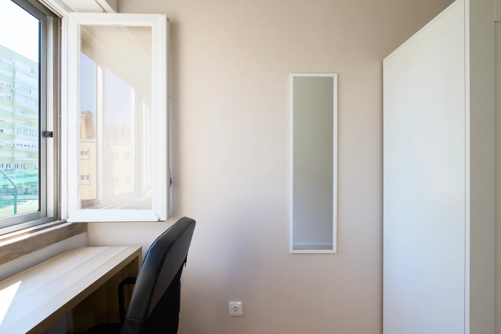 Room 1 - Single Room in Alvalade, Lisbon – photo 3 of 23