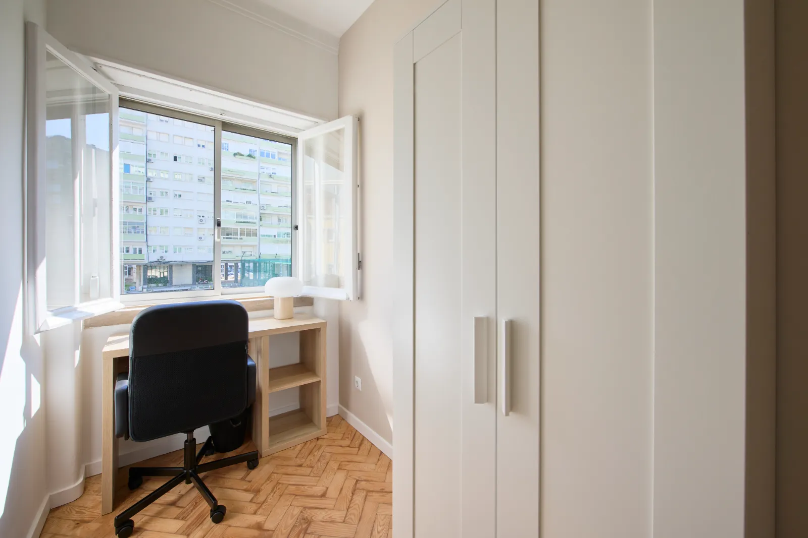 Room 3 - Single Room in Alvalade, Lisbon – photo 2 of 23