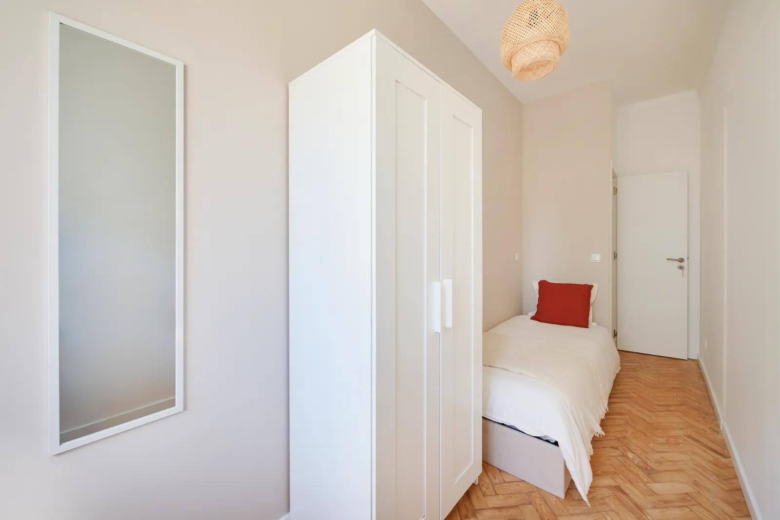 Room 3 - Single Room in lisboa – photo 1 of 3