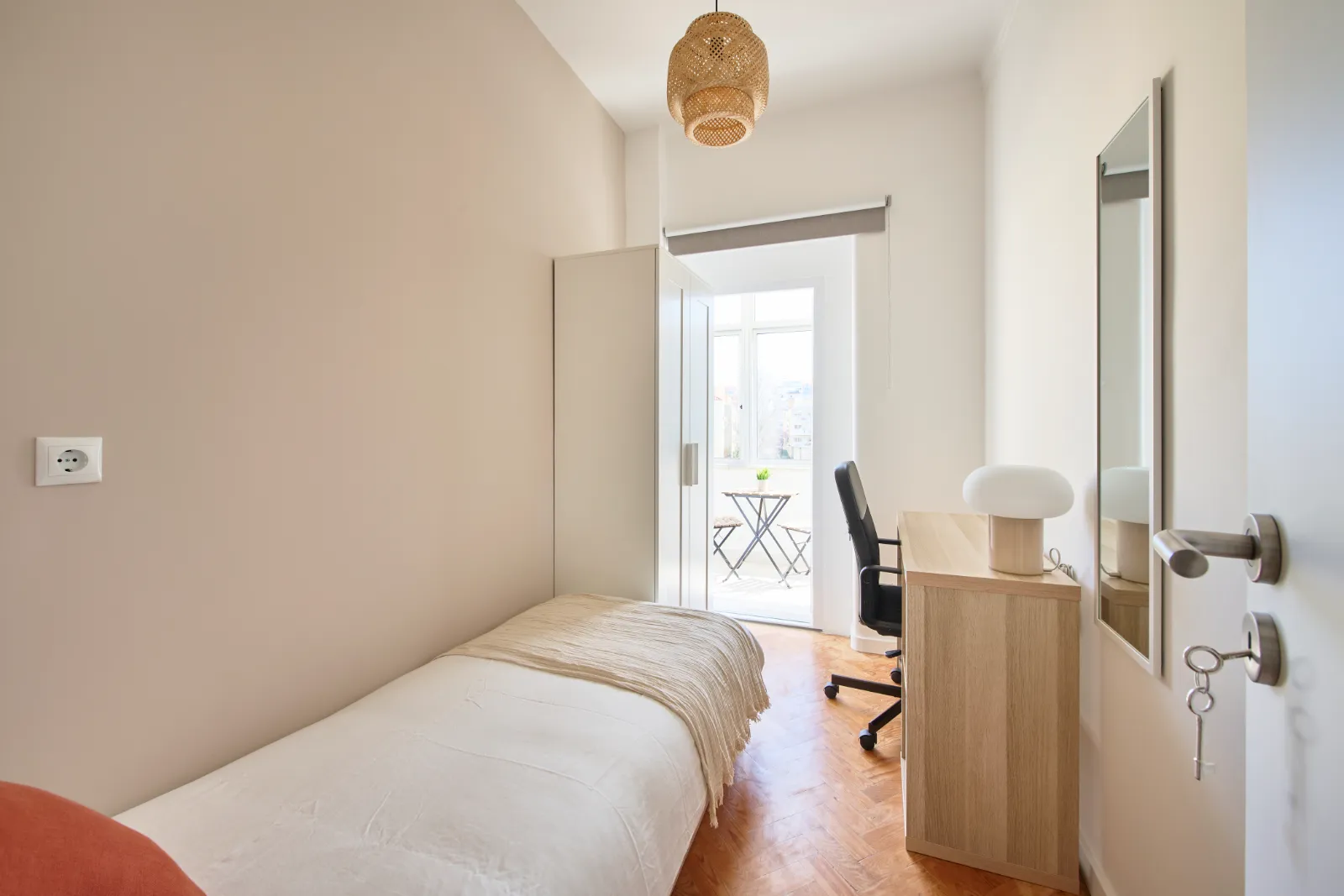 Room 6 - Single Room in Alvalade, Lisbon – photo 4 of 26