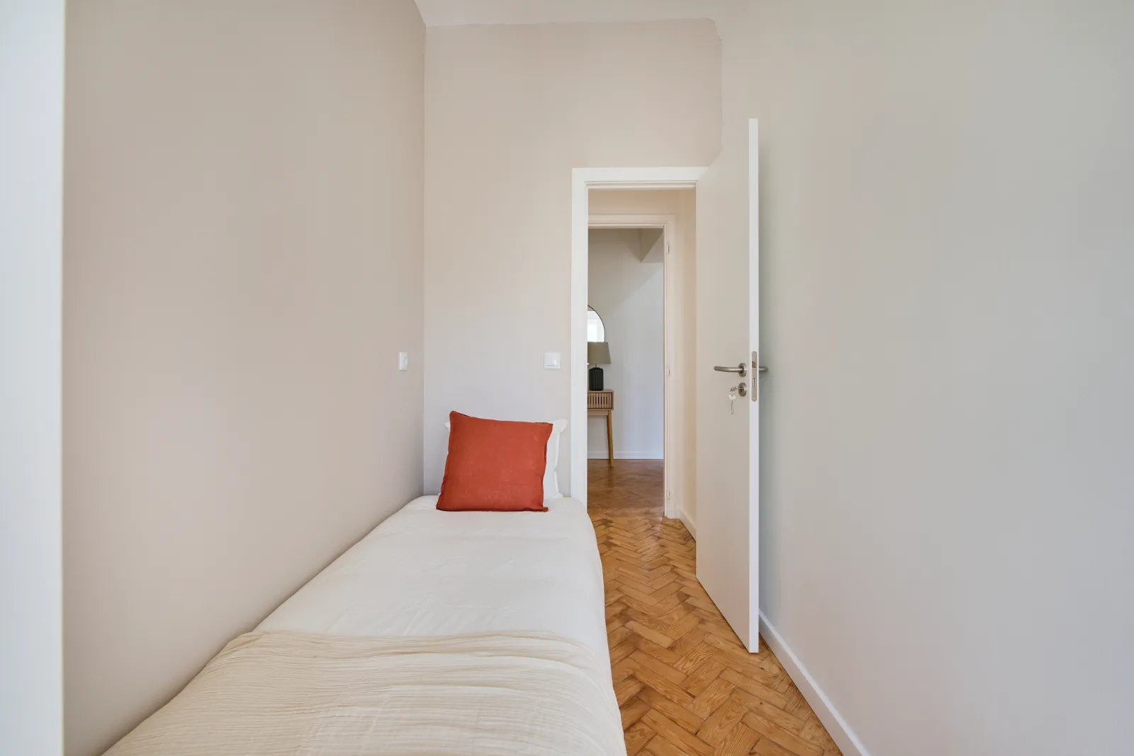 Room 6 - Single Room in lisboa – photo 1 of 6