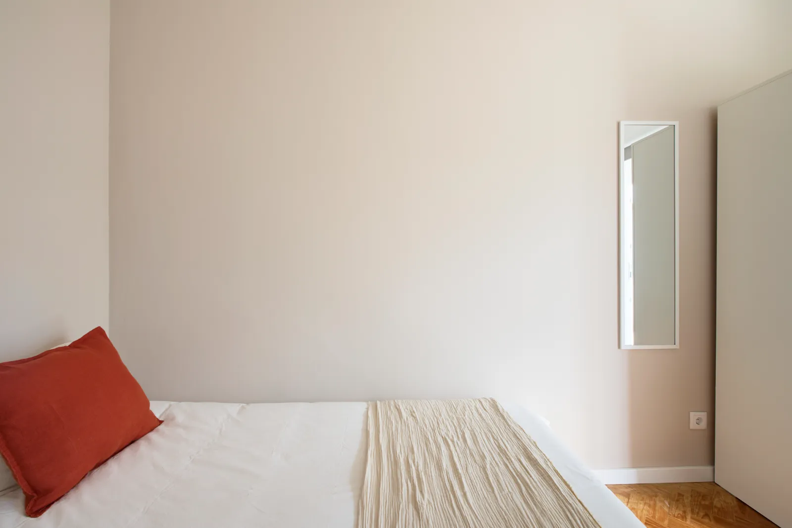 Room 7 - Single Room in Alvalade, Lisbon – photo 5 of 27