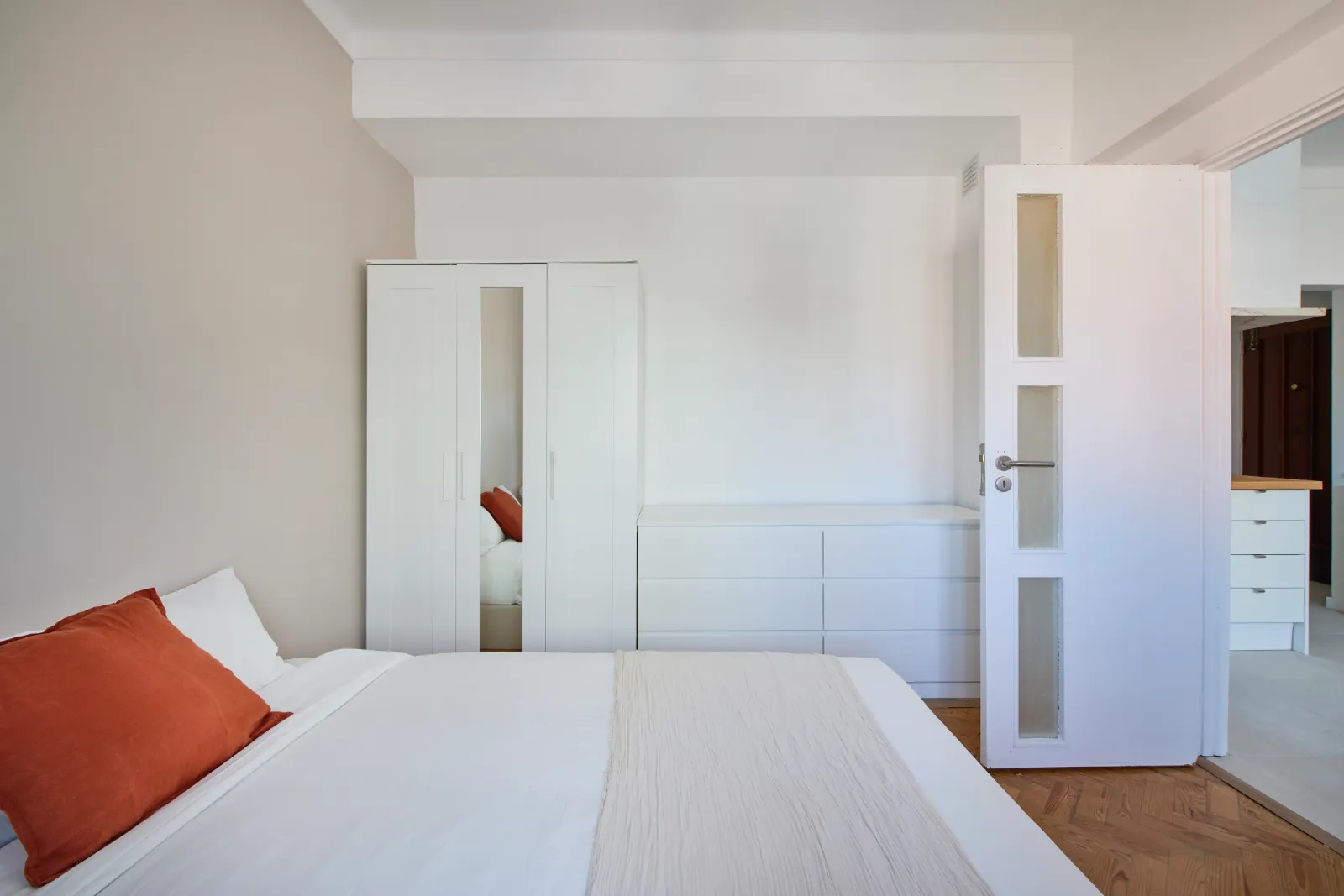 Room 10 - Double Room in Alvalade, Lisbon – photo 5 of 28