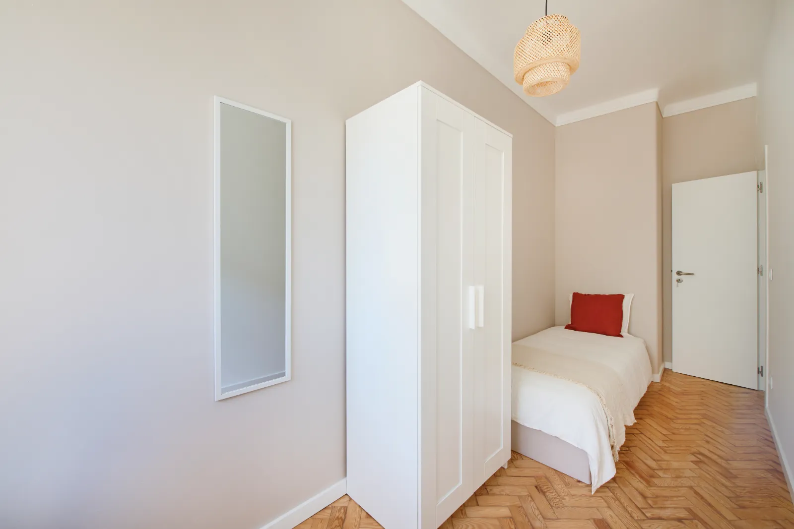 Room 1 - Single Room in Alvalade, Lisbon – photo 2 of 23
