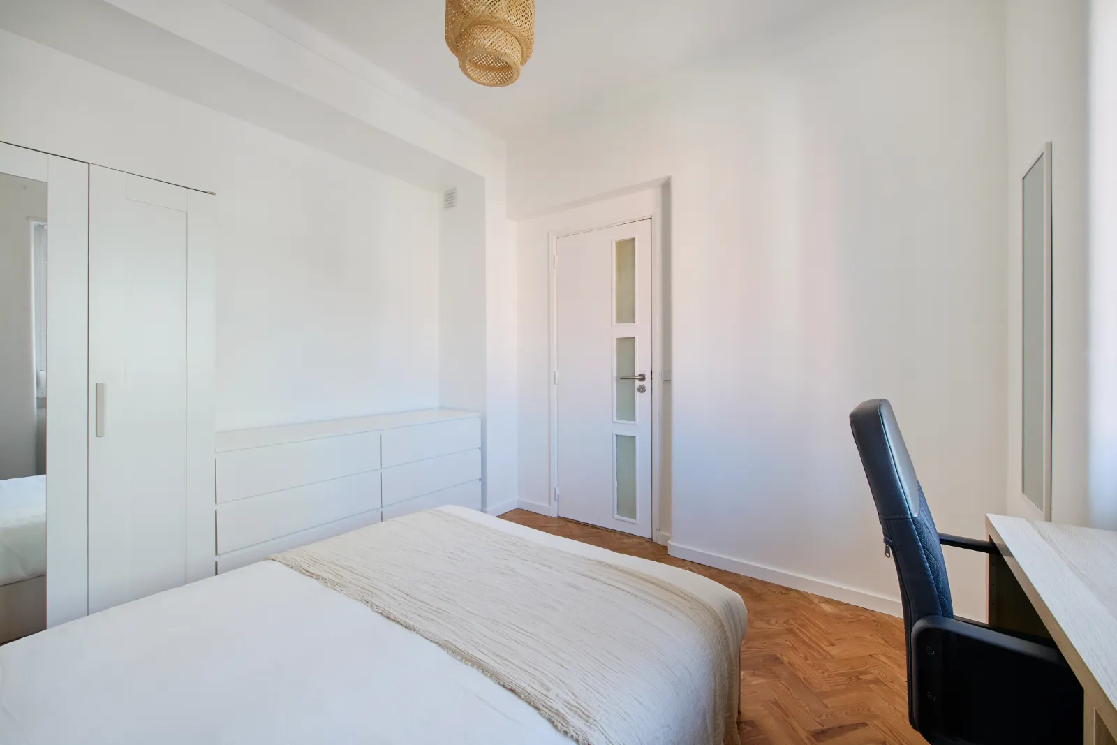 Room 10 - Double Room in Alvalade, Lisbon – photo 4 of 28