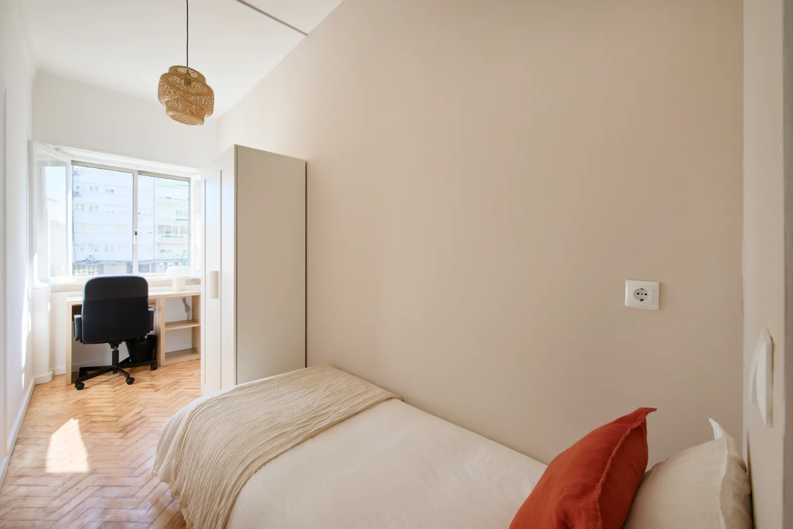 Room 3 - Single Room in Alvalade, Lisbon – photo 3 of 23
