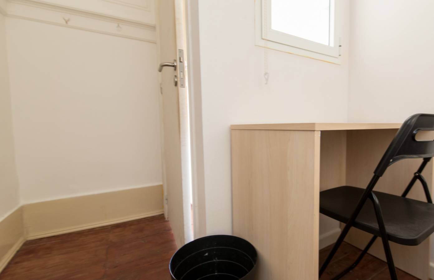Bright & Cozy Single Room 5 with Natural Light em São Sebastião da Pedreira, lisboa – foto 3 de 19