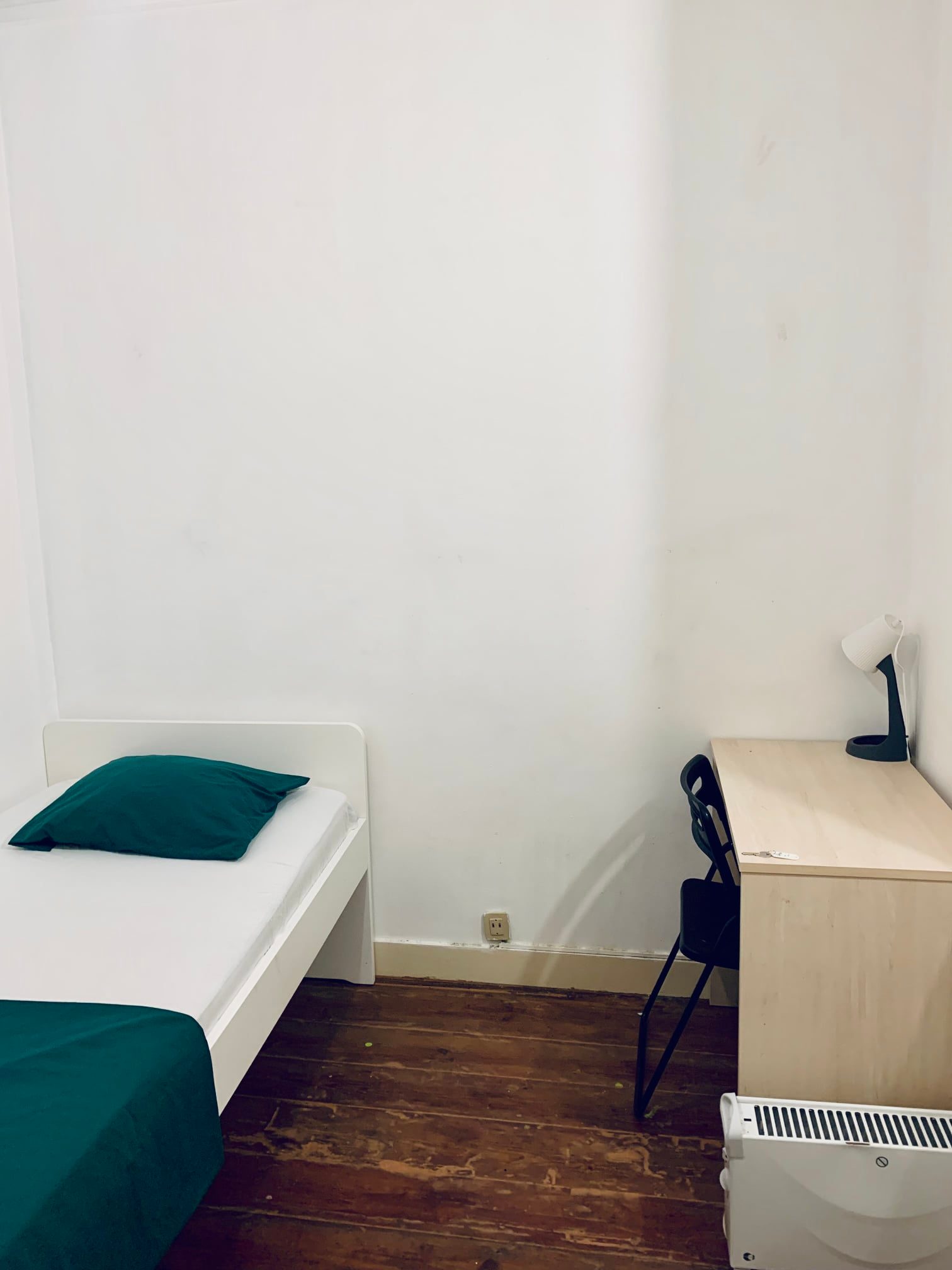 Cozy & Quiet Single Room 4 in Student Shared Apartment em São Sebastião da Pedreira, lisboa – foto 1 de 1