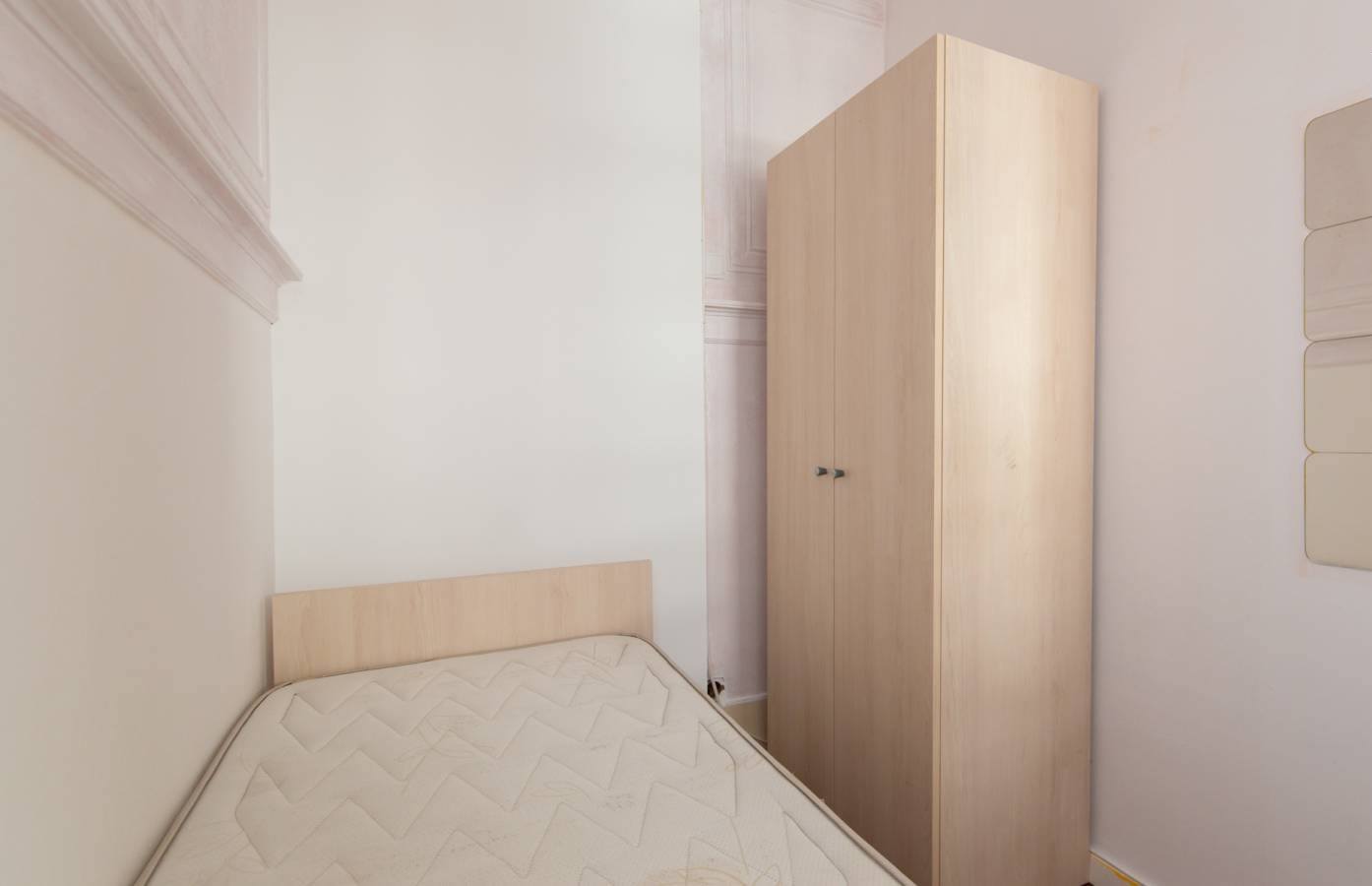 Compact Single Room 6 with Natural Light em São Sebastião da Pedreira, lisboa – foto 2 de 19