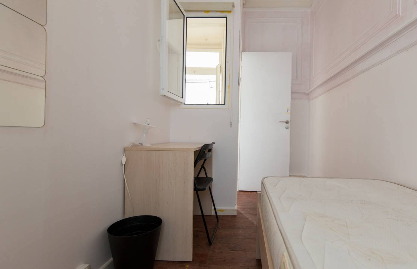 Compact Single Room 6 with Natural Light em São Sebastião da Pedreira, lisboa – foto 1 de 1
