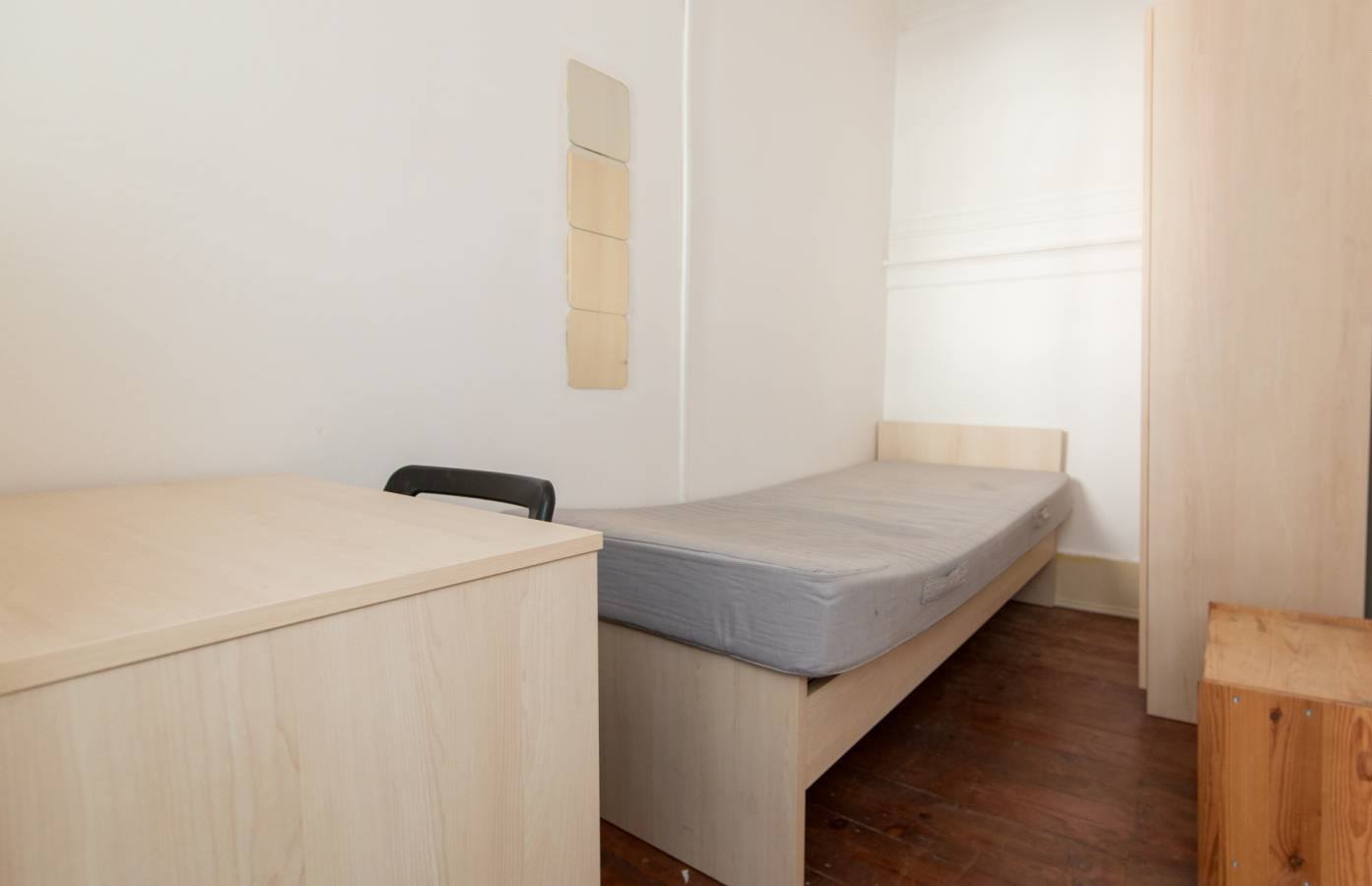 Bright & Cozy Single Room 5 with Natural Light em São Sebastião da Pedreira, lisboa – foto 2 de 19