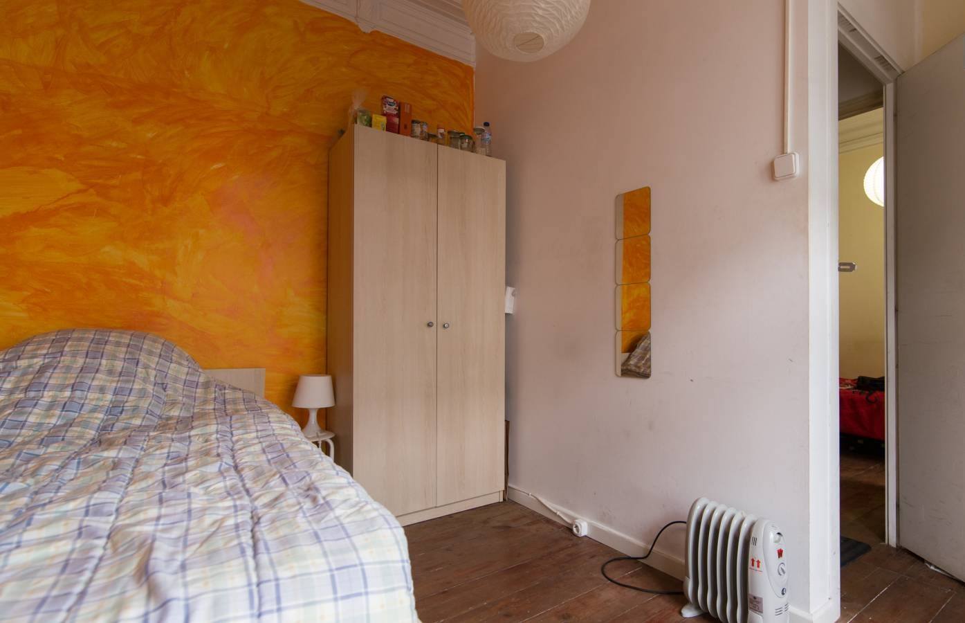 Inviting Room 2 with Natural Light & Balcony Access em São Sebastião da Pedreira, lisboa – foto 2 de 19