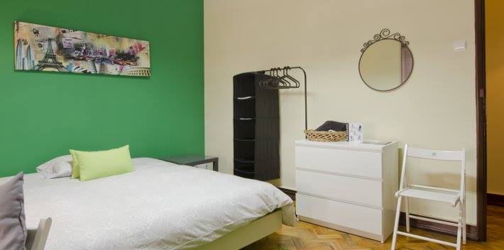 Beautiful & Warm-lighted Room 4 in Student Apartment em Alcântara, lisboa – foto 3 de 16