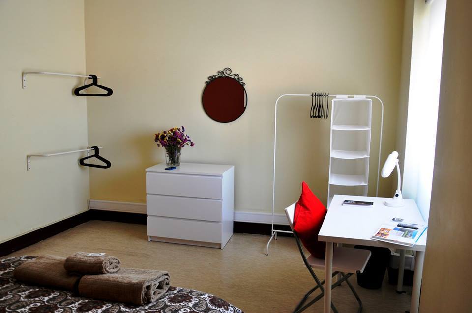 Airy Double Room 5 with Elegant Furnishings em Alcântara, lisboa – foto 3 de 16