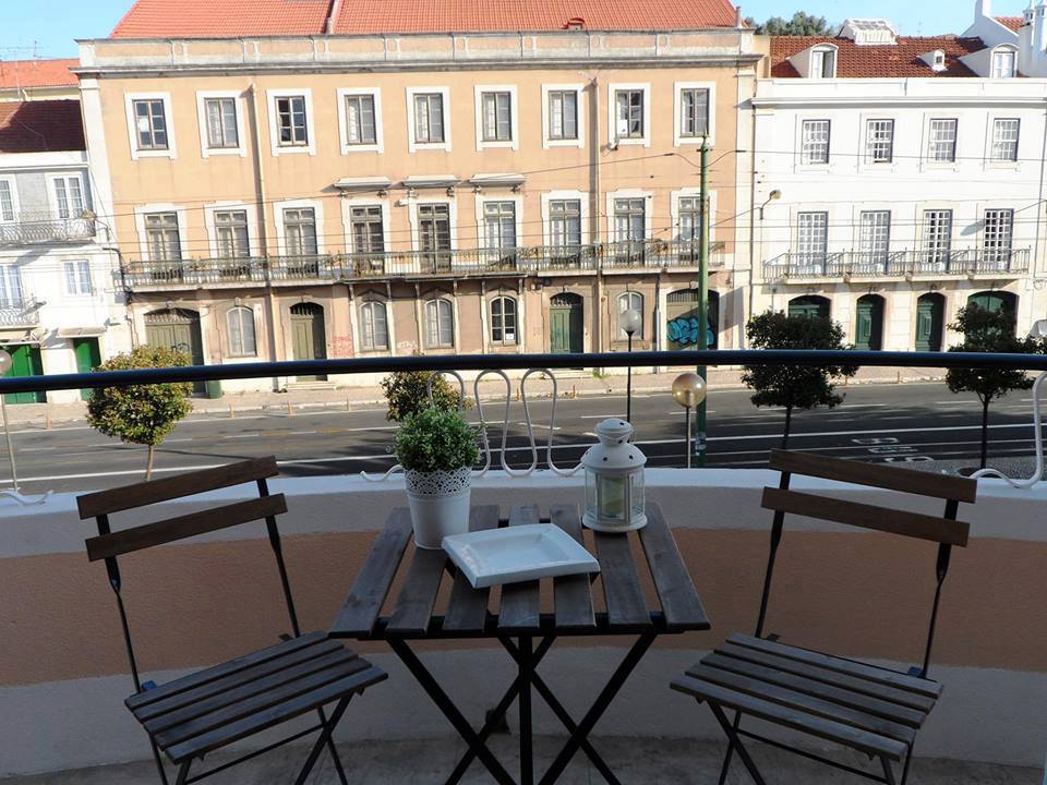 Bright Double Room 9 with Balcony Access em Alcântara, lisboa – foto 2 de 15