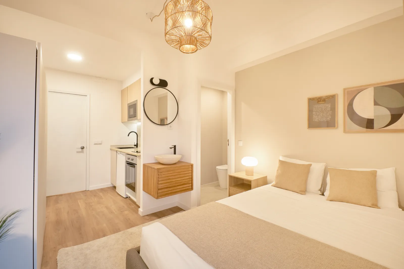 Room 5 - Studio Double Bedroom in Campolide, Lisbon – photo 4 of 27