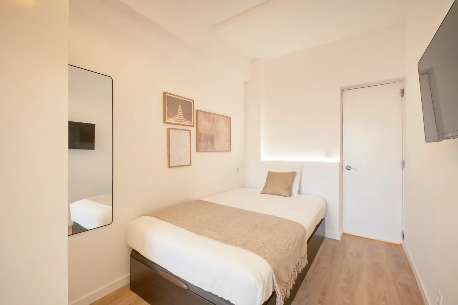 Room 1 - Double Bedroom in Campolide, Lisbon – photo 4 of 24