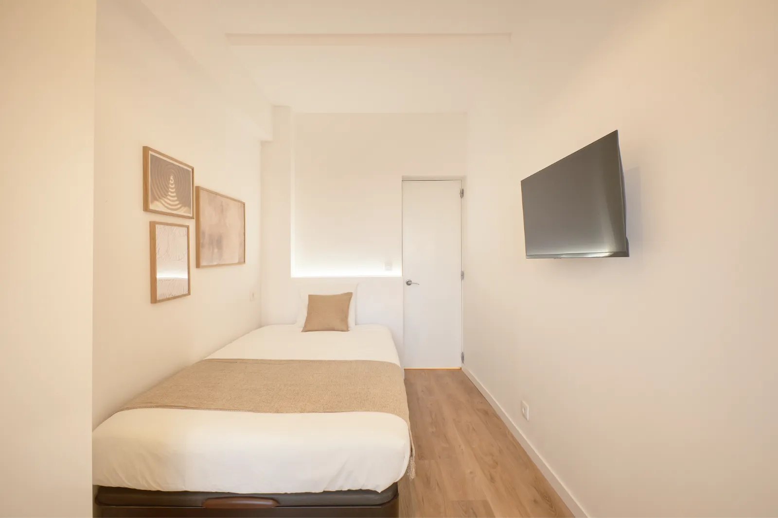 Room 1 - Double Bedroom in Campolide, Lisbon – photo 5 of 24