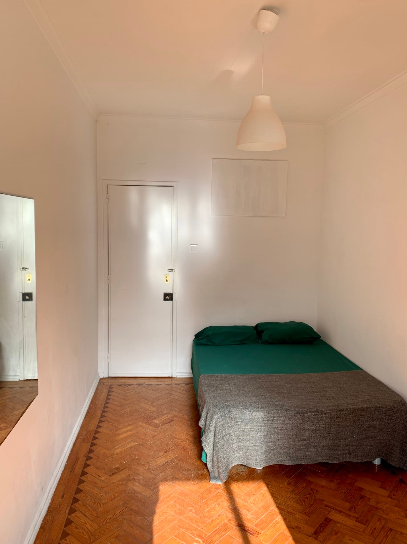 Bright Double Room 2 with Desk & Balcony Access em São Domingos de Benfica, lisboa – foto 3 de 10