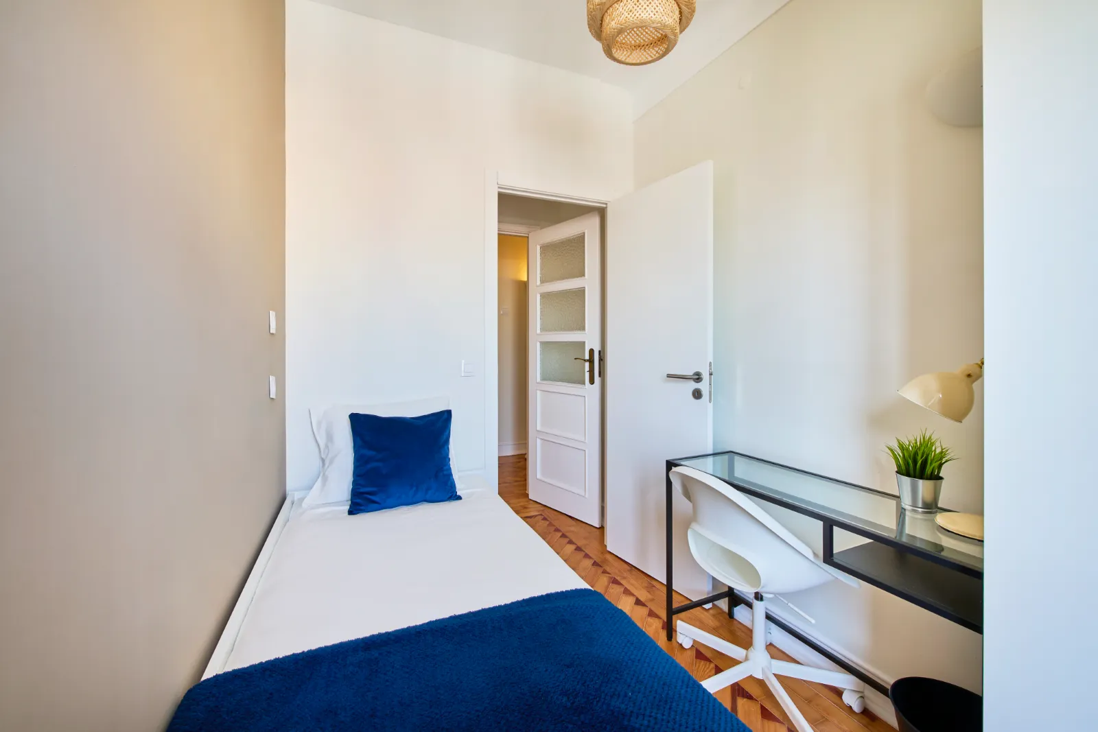 Room 3 - Single Room in lisboa – photo 1 of 6
