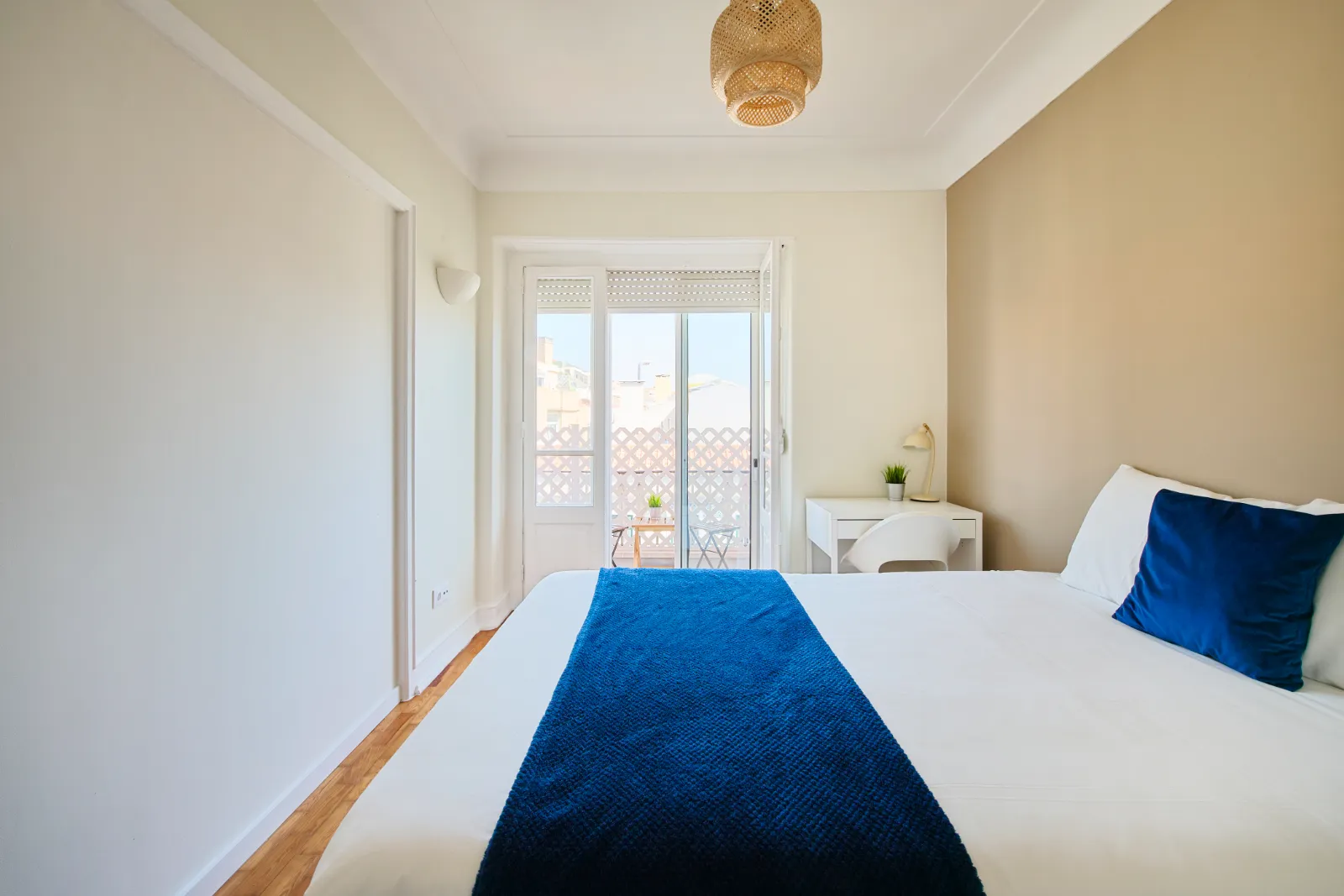 Room 1 - Double Room in Arroios, Lisbon – photo 3 of 18