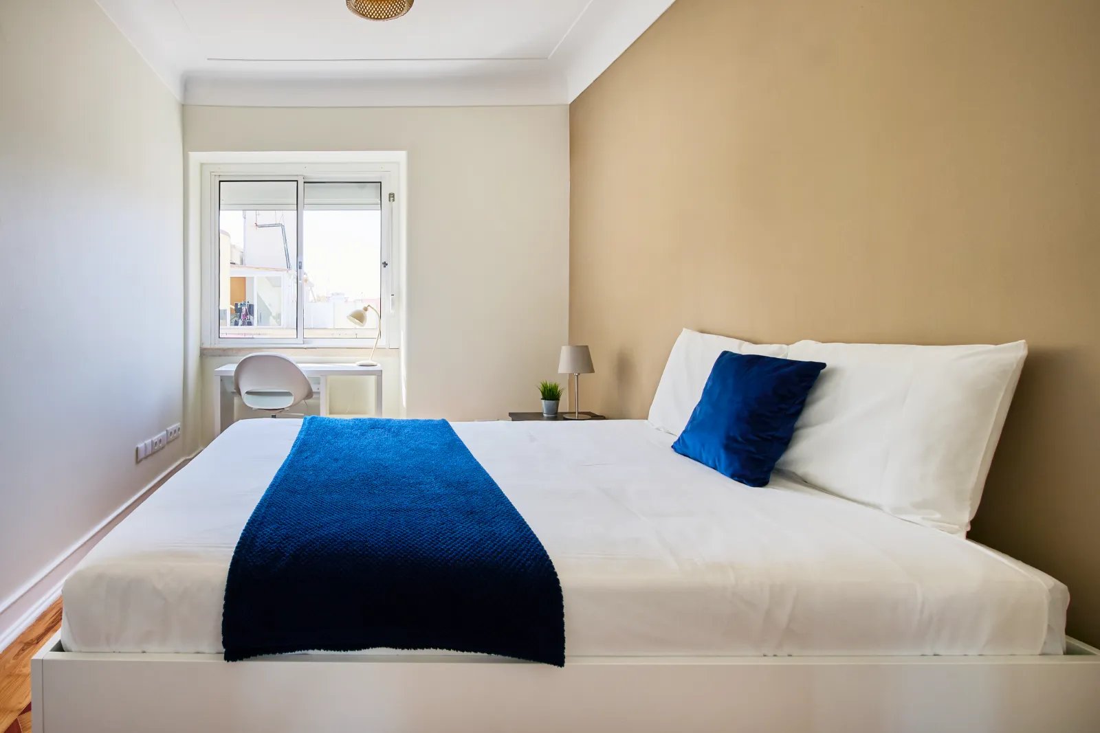 Room 6 - Double Room in Arroios, Lisbon – photo 4 of 17