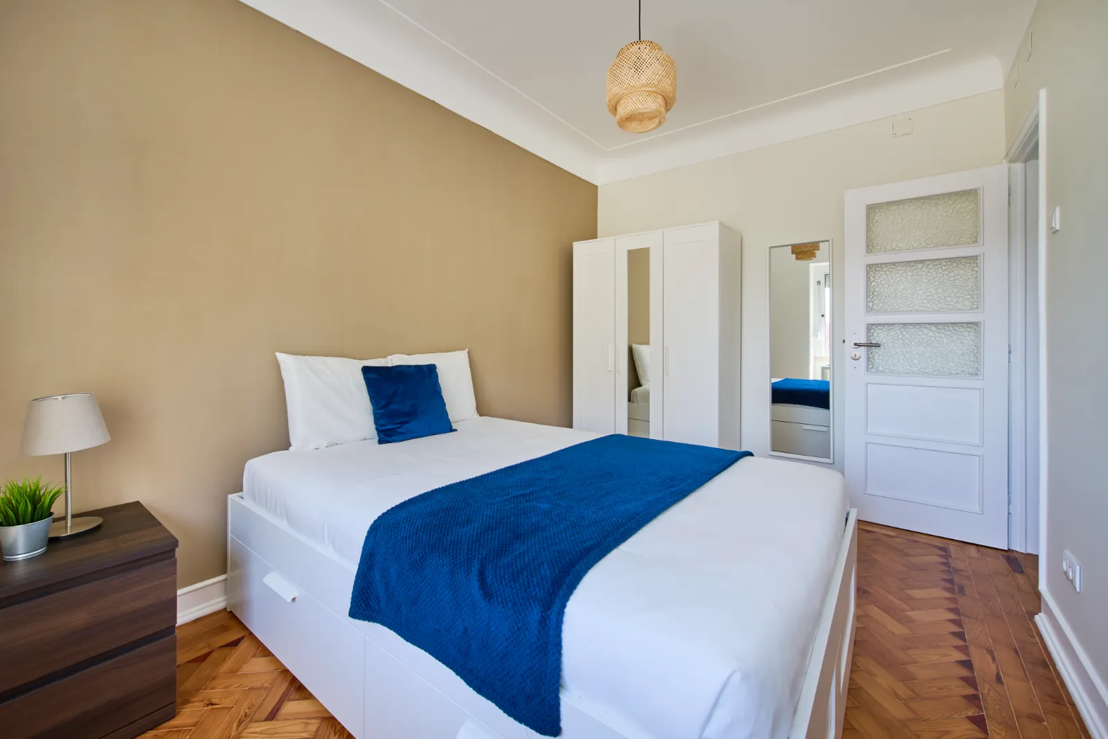 Room 6 - Double Room in Arroios, Lisbon – photo 2 of 17