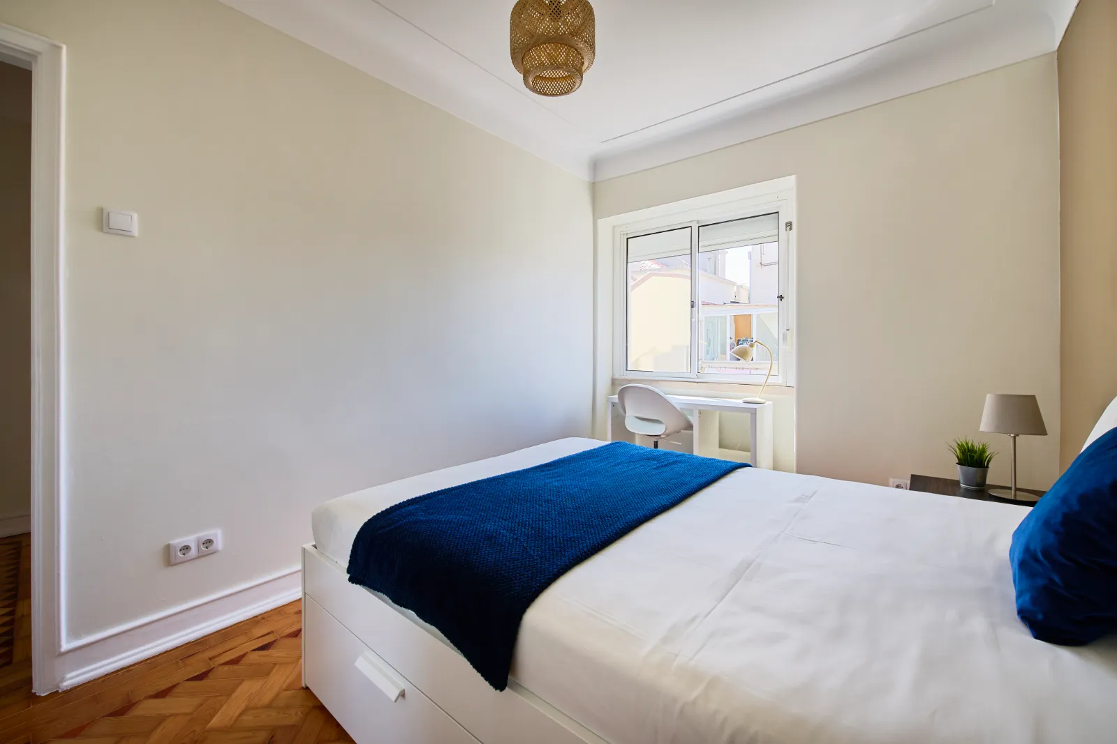 Room 6 - Double Room in Arroios, Lisbon – photo 3 of 17