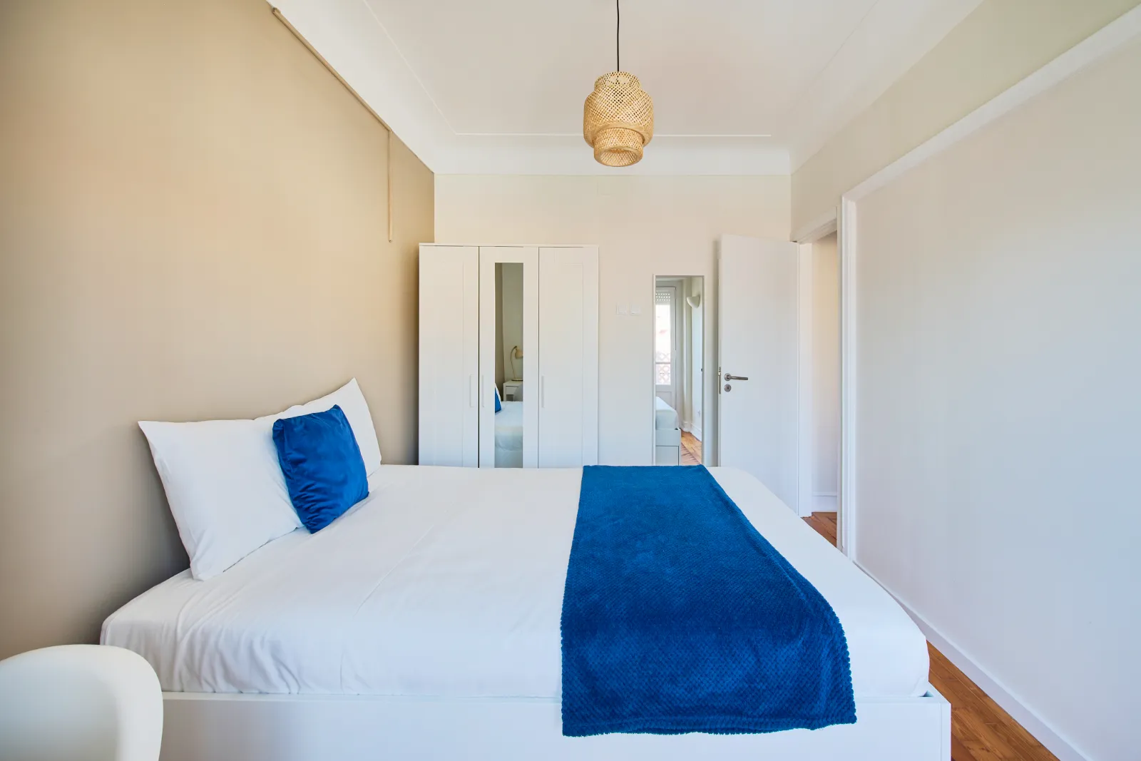 Room 1 - Double Room in Arroios, Lisbon – photo 5 of 18
