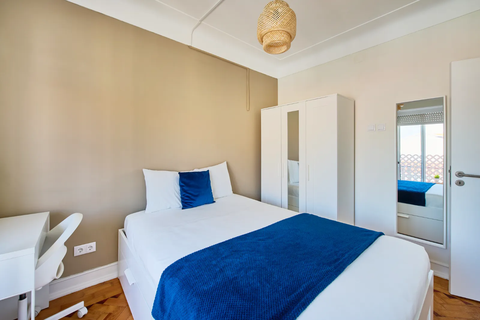 Room 1 - Double Room in Arroios, Lisbon – photo 2 of 18