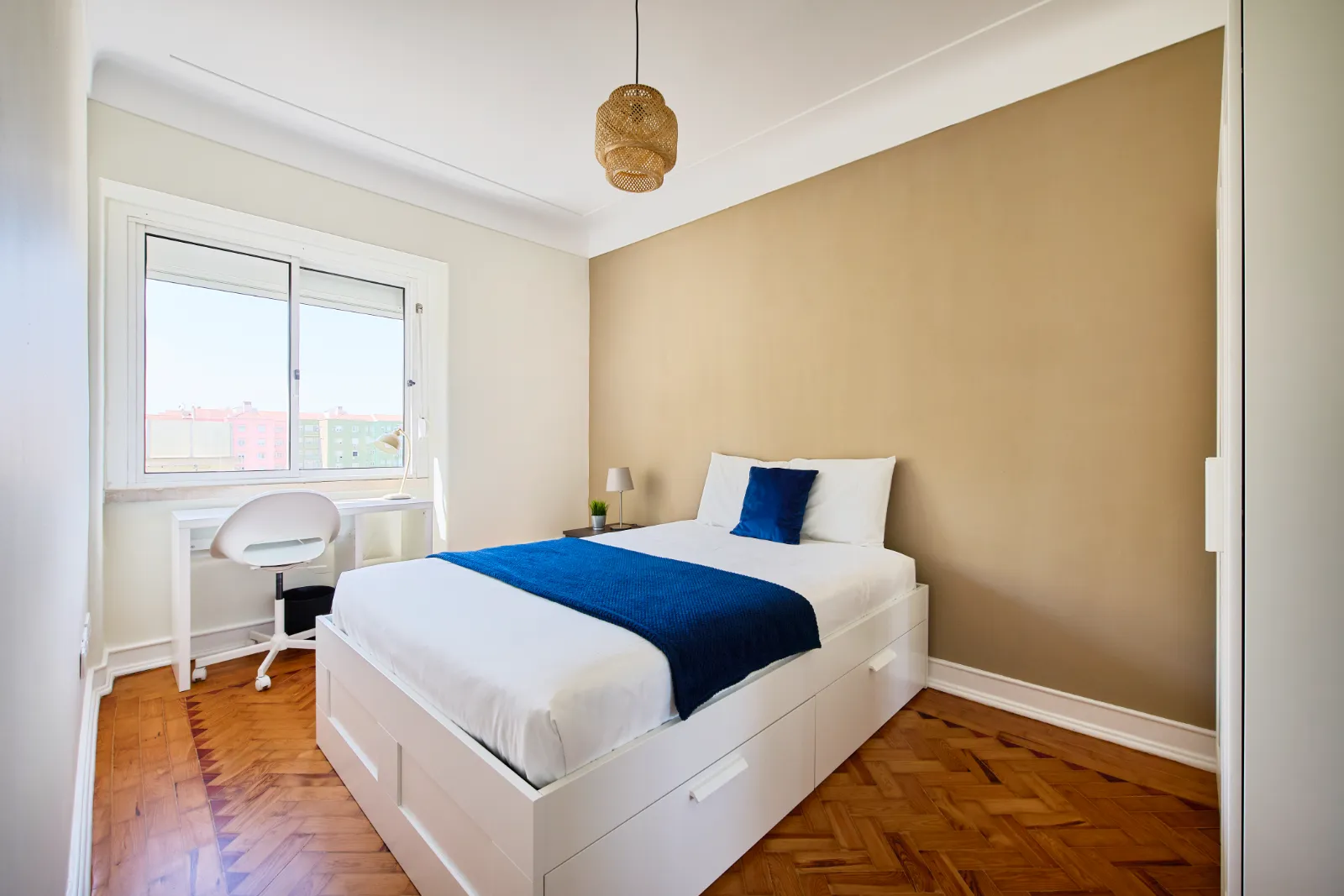 Room 6 - Double Room in Arroios, Lisbon – photo 5 of 17