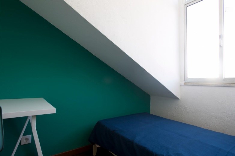 Cozy Single Room 1 with Desk & Terrace Access em Alcântara, lisboa – foto 4 de 11