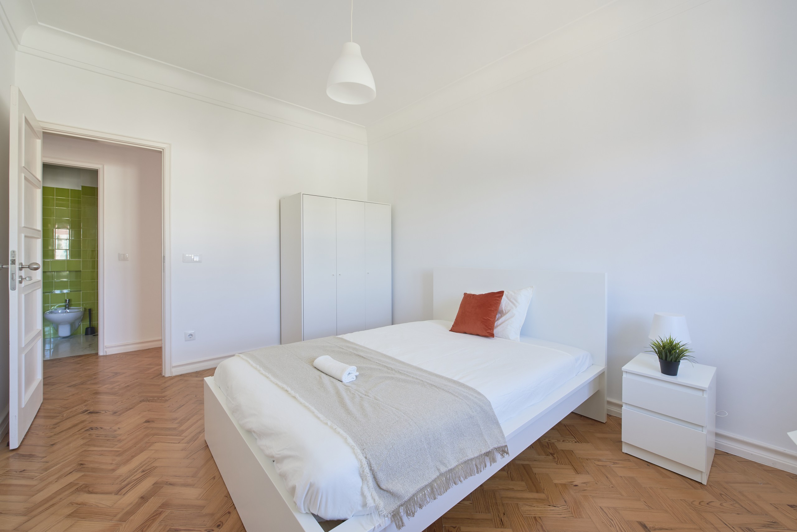 Sunlit Double Room 7 with Workspace em Bairro de São Miguel, lisboa – foto 3 de 25