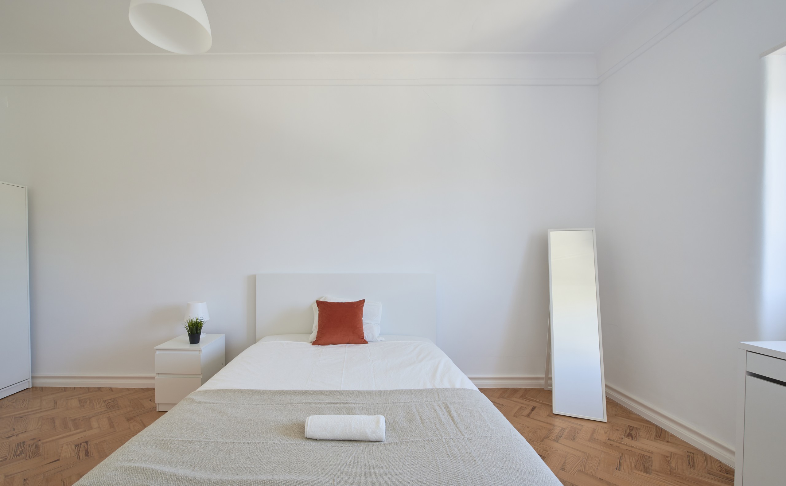 Student Single Room 8, Furnished & Lit em Bairro de São Miguel, lisboa – foto 3 de 26