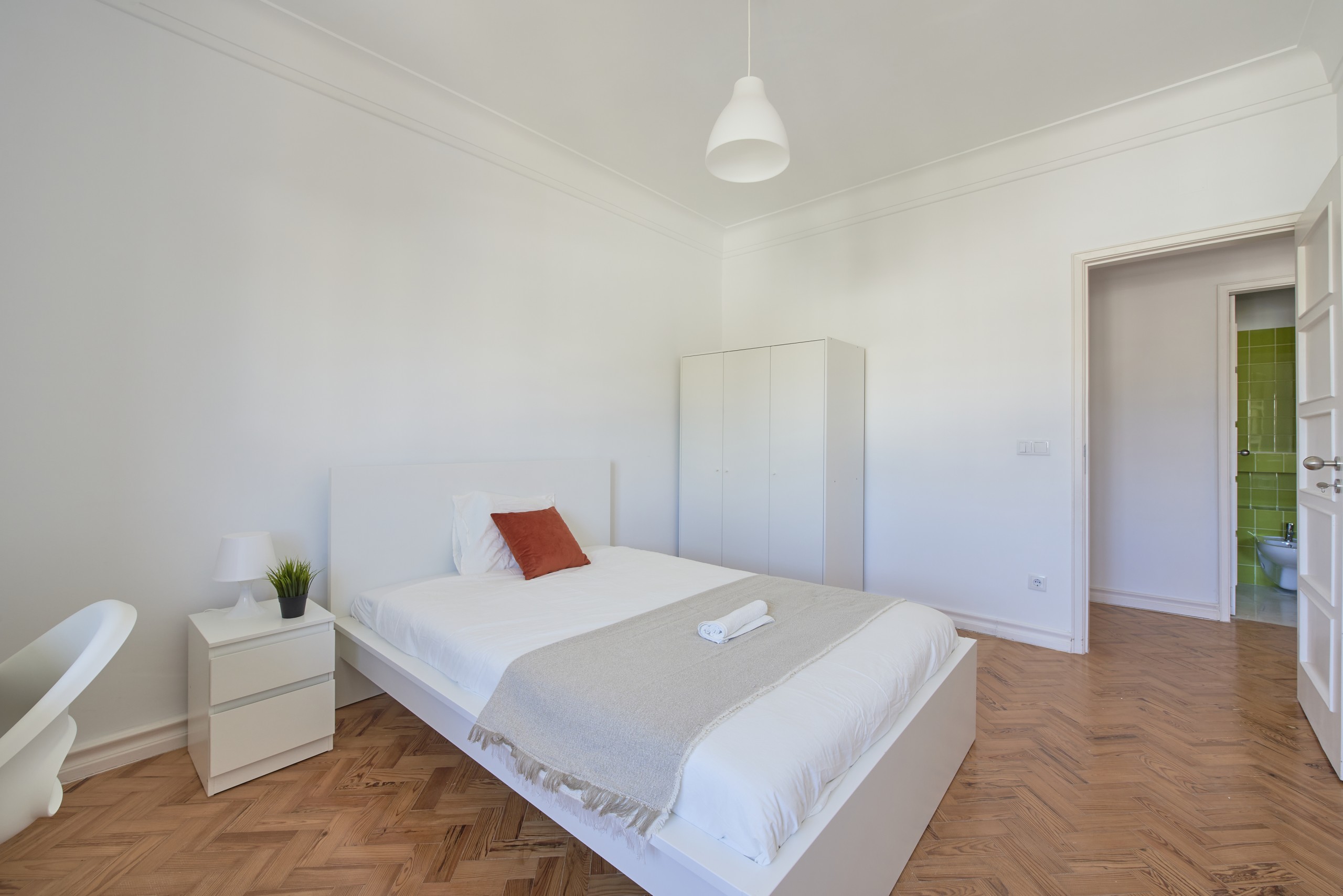 Equipped Double Room 6 em Bairro de São Miguel, lisboa – foto 3 de 25