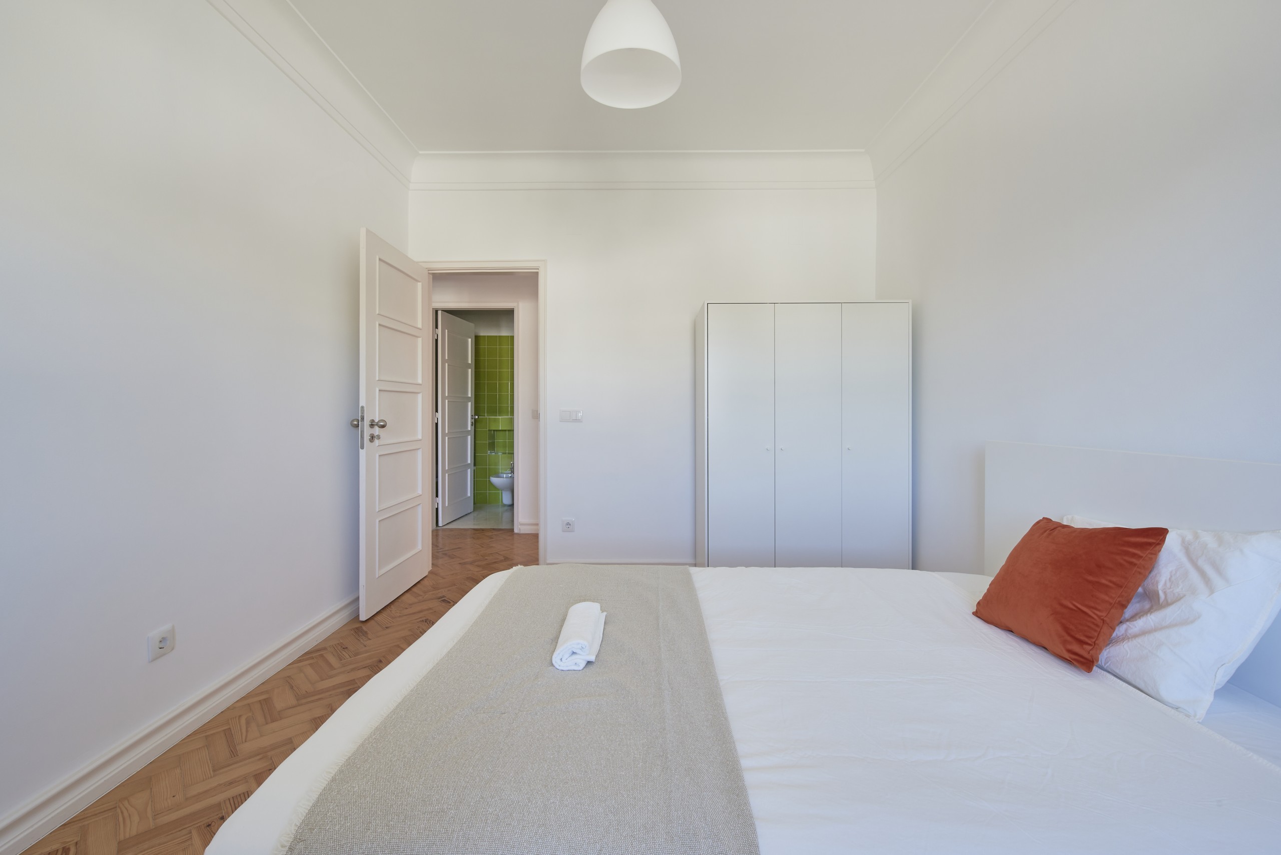 Sunlit Double Room 7 with Workspace em Bairro de São Miguel, lisboa – foto 2 de 25