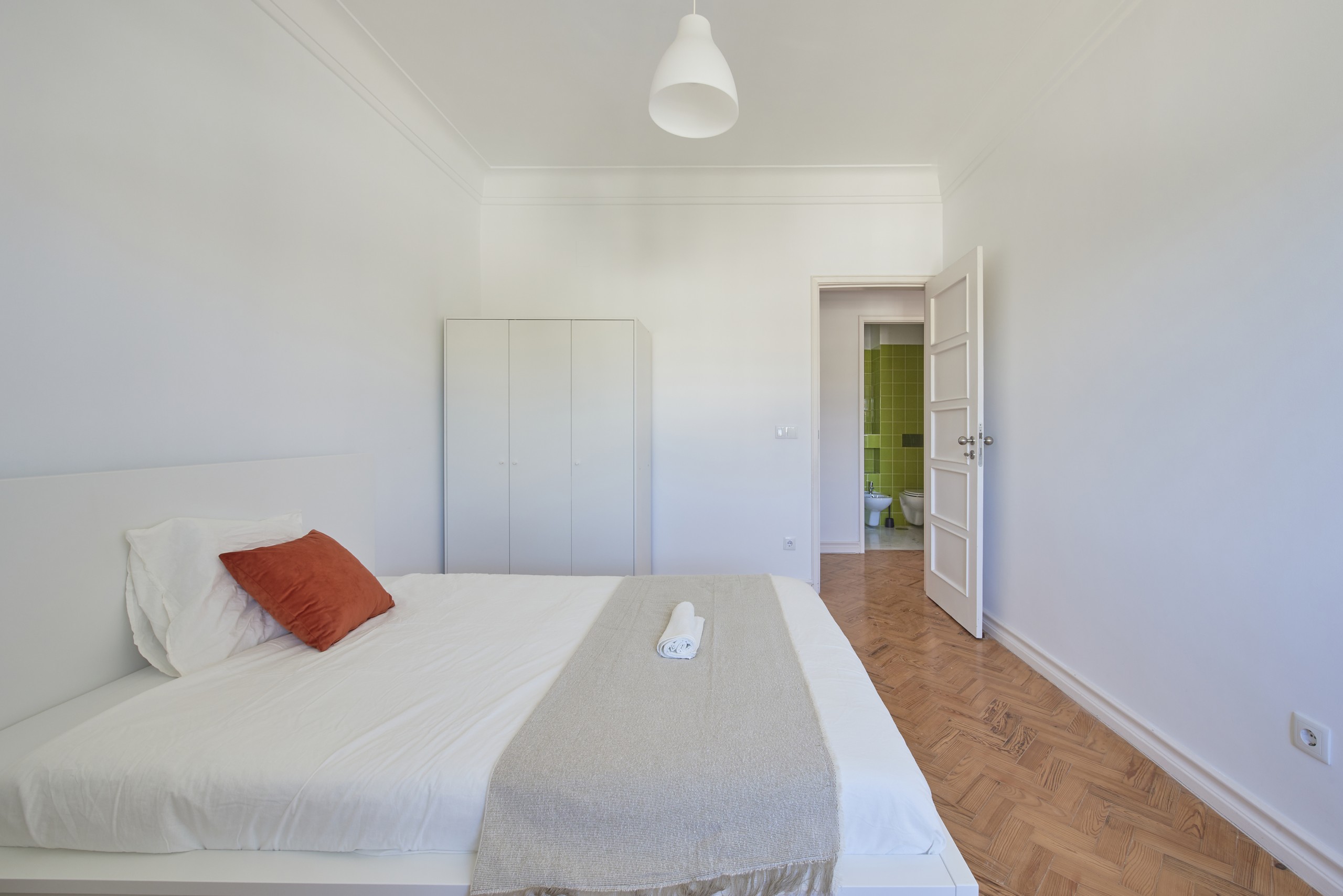 Equipped Double Room 6 em Bairro de São Miguel, lisboa – foto 2 de 25