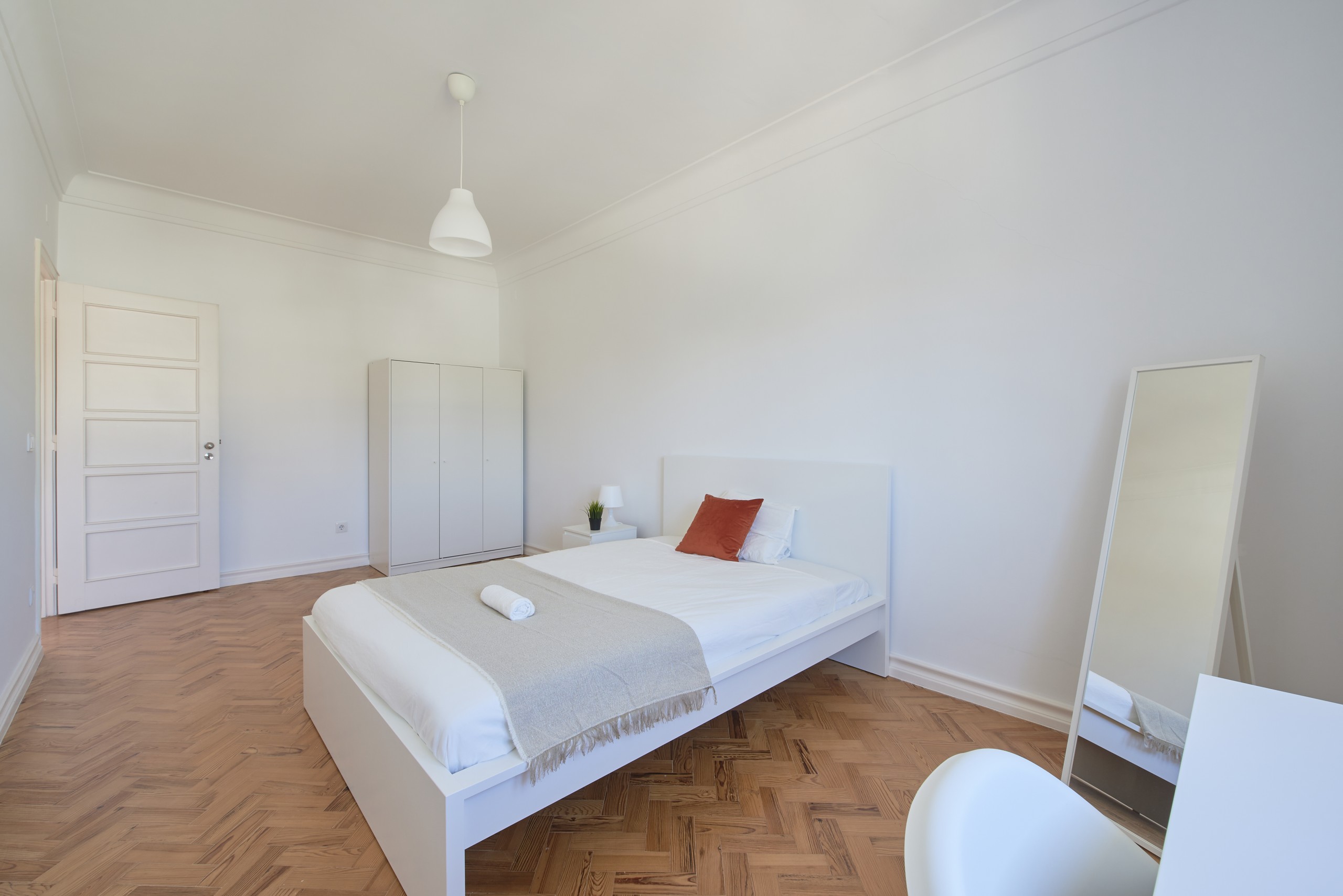 Student Single Room 8, Furnished & Lit em Bairro de São Miguel, lisboa – foto 2 de 26
