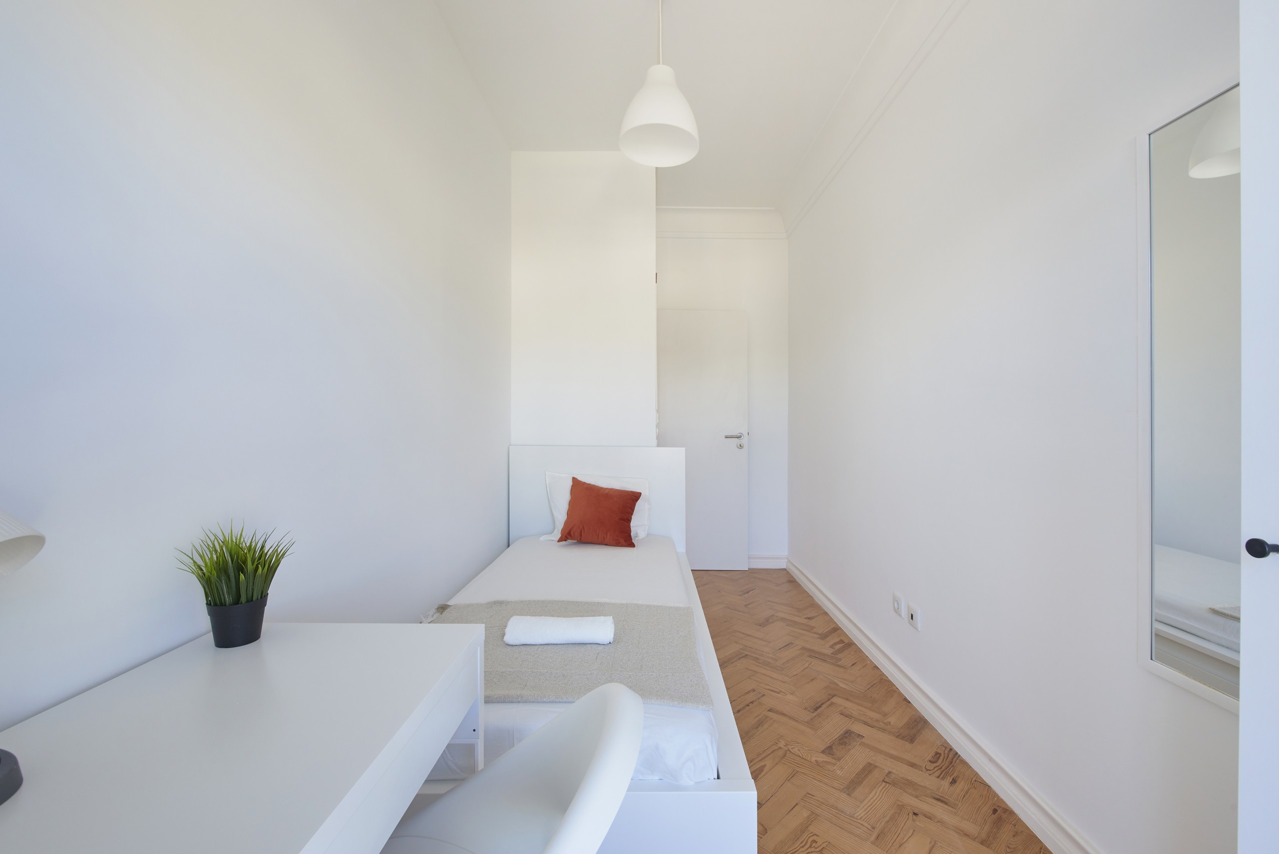 Cozy Room 4 with Natural Light em Bairro de São Miguel, lisboa – foto 4 de 27