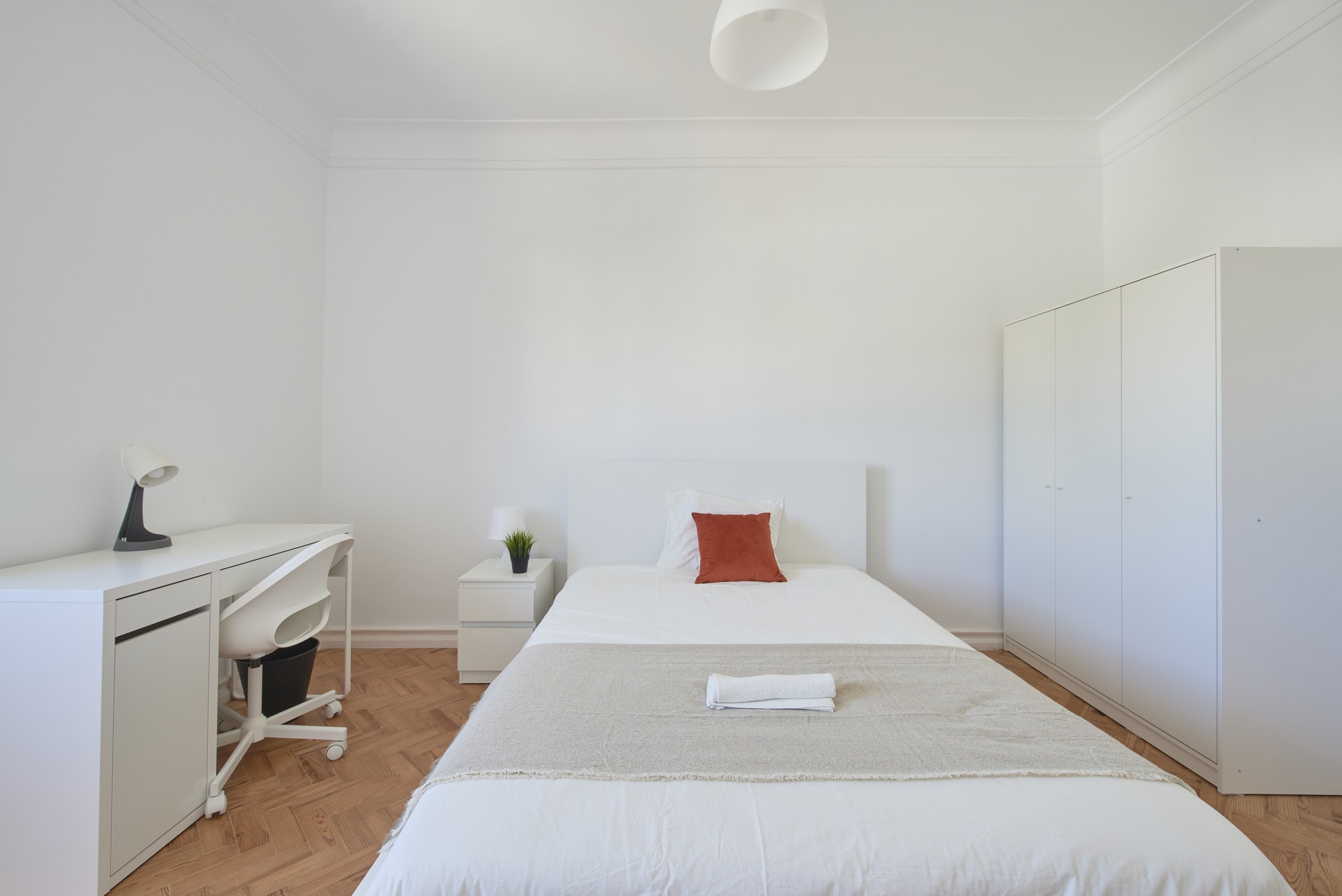Equipped Double Room 6 em Bairro de São Miguel, lisboa – foto 4 de 25
