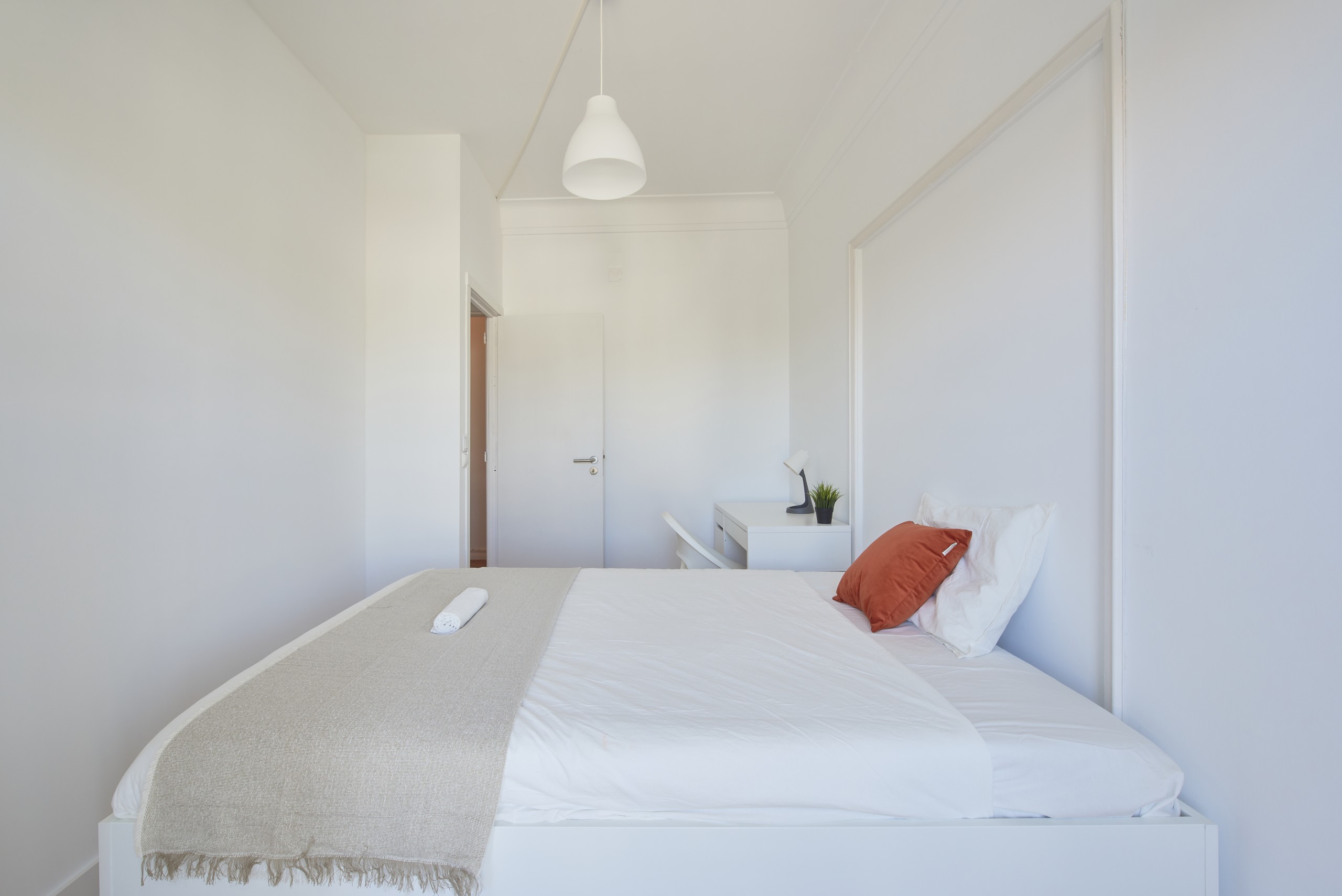 Luminous Room 2 with Work & Bed em Bairro de São Miguel, lisboa – foto 3 de 28