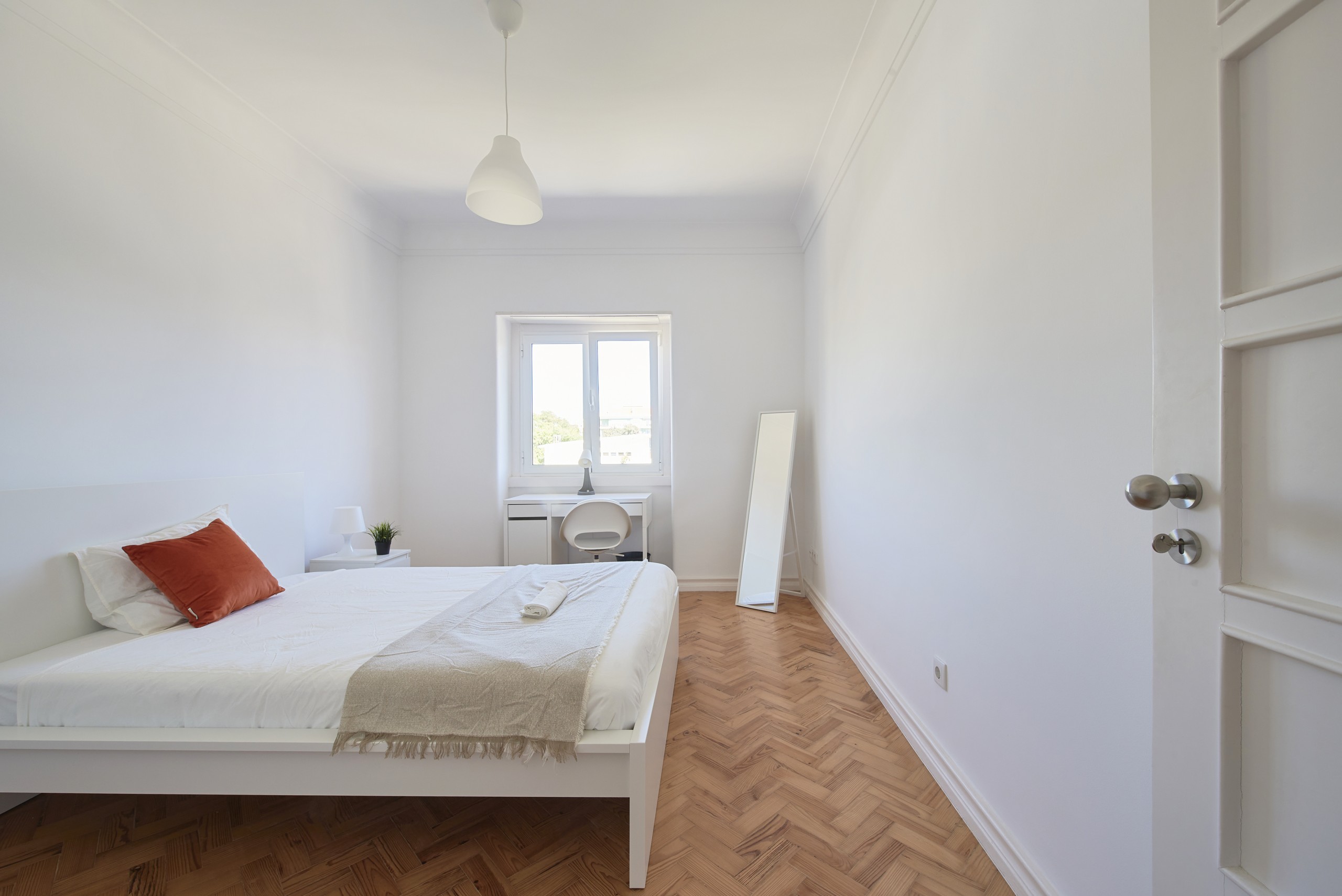 Sunlit Double Room 7 with Workspace em Bairro de São Miguel, lisboa – foto 5 de 25
