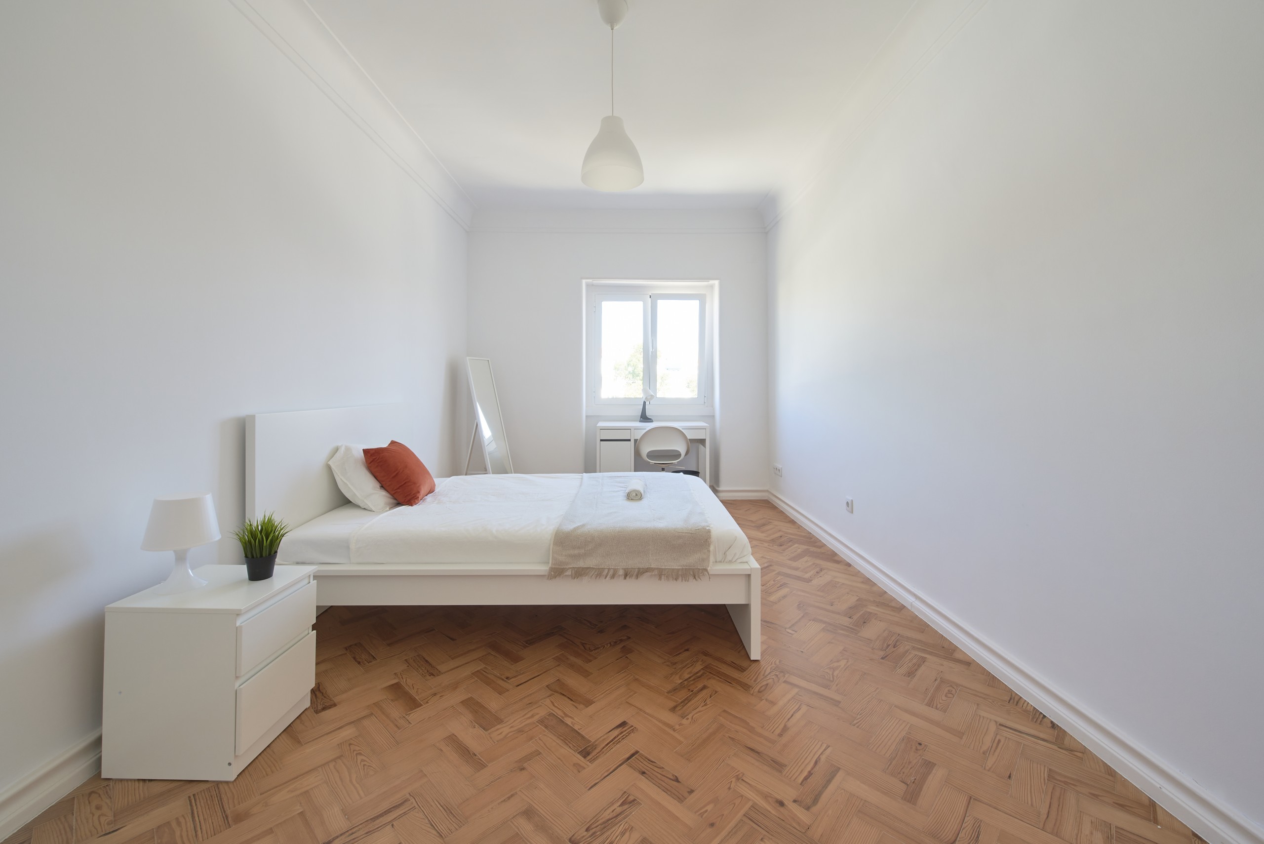 Student Single Room 8, Furnished & Lit em Bairro de São Miguel, lisboa – foto 5 de 26