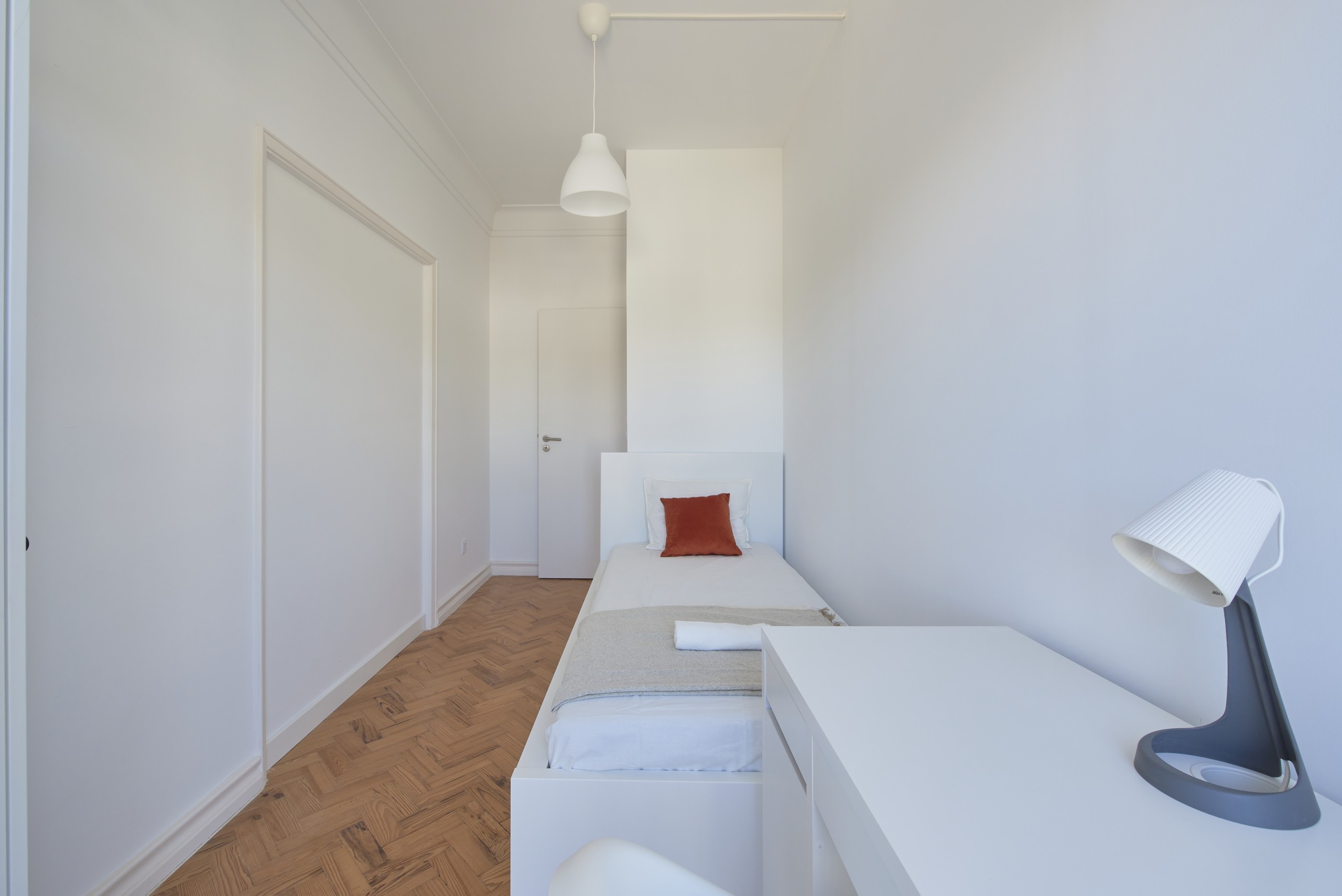 Sunny Single Furnished Room 3 em Bairro de São Miguel, lisboa – foto 3 de 25