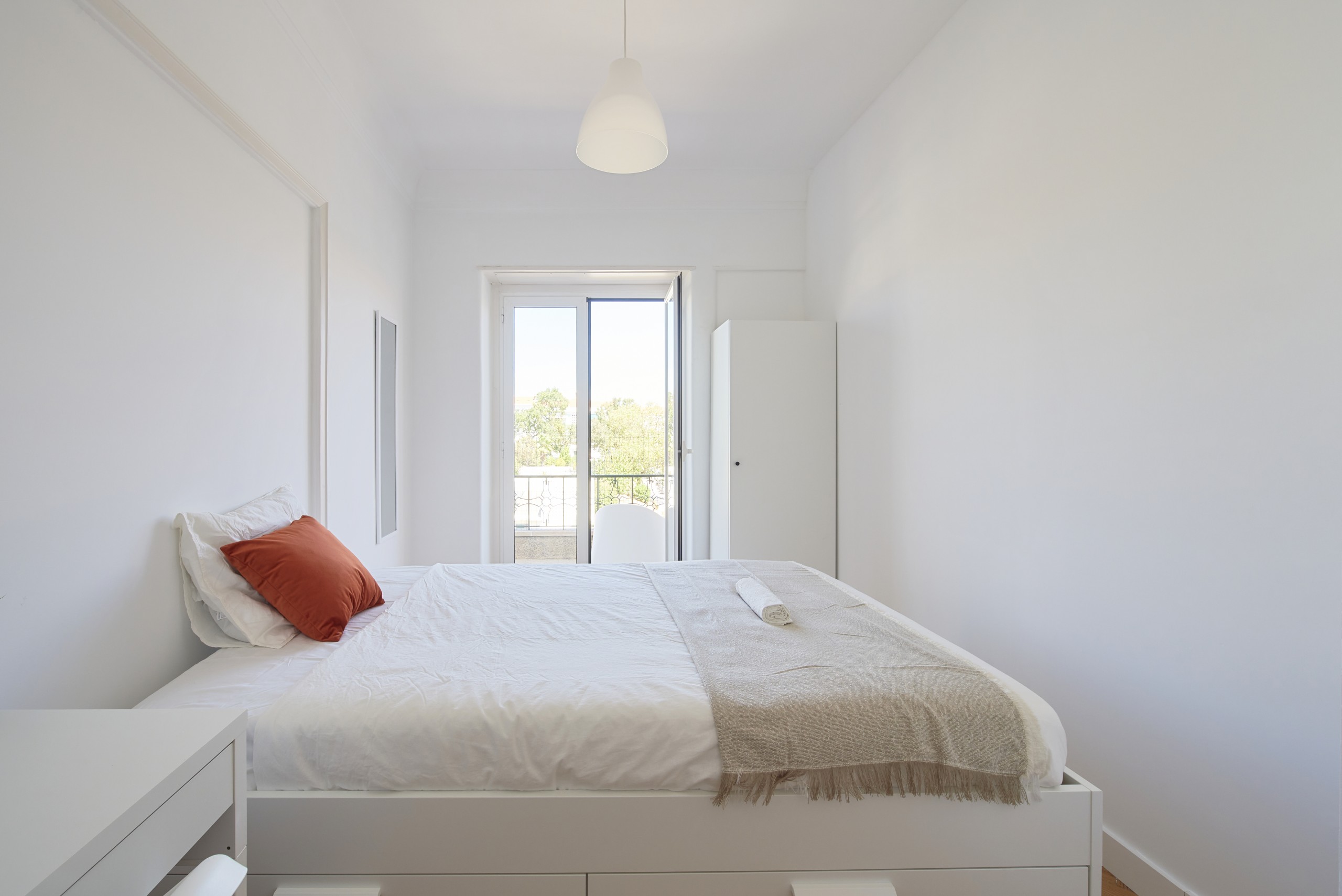 Luminous Room 2 with Work & Bed em Bairro de São Miguel, lisboa – foto 2 de 28
