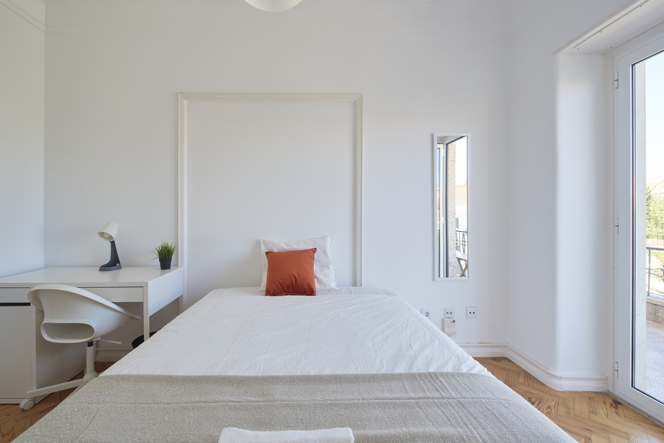 Luminous Room 2 with Work & Bed em Bairro de São Miguel, lisboa – foto 4 de 28