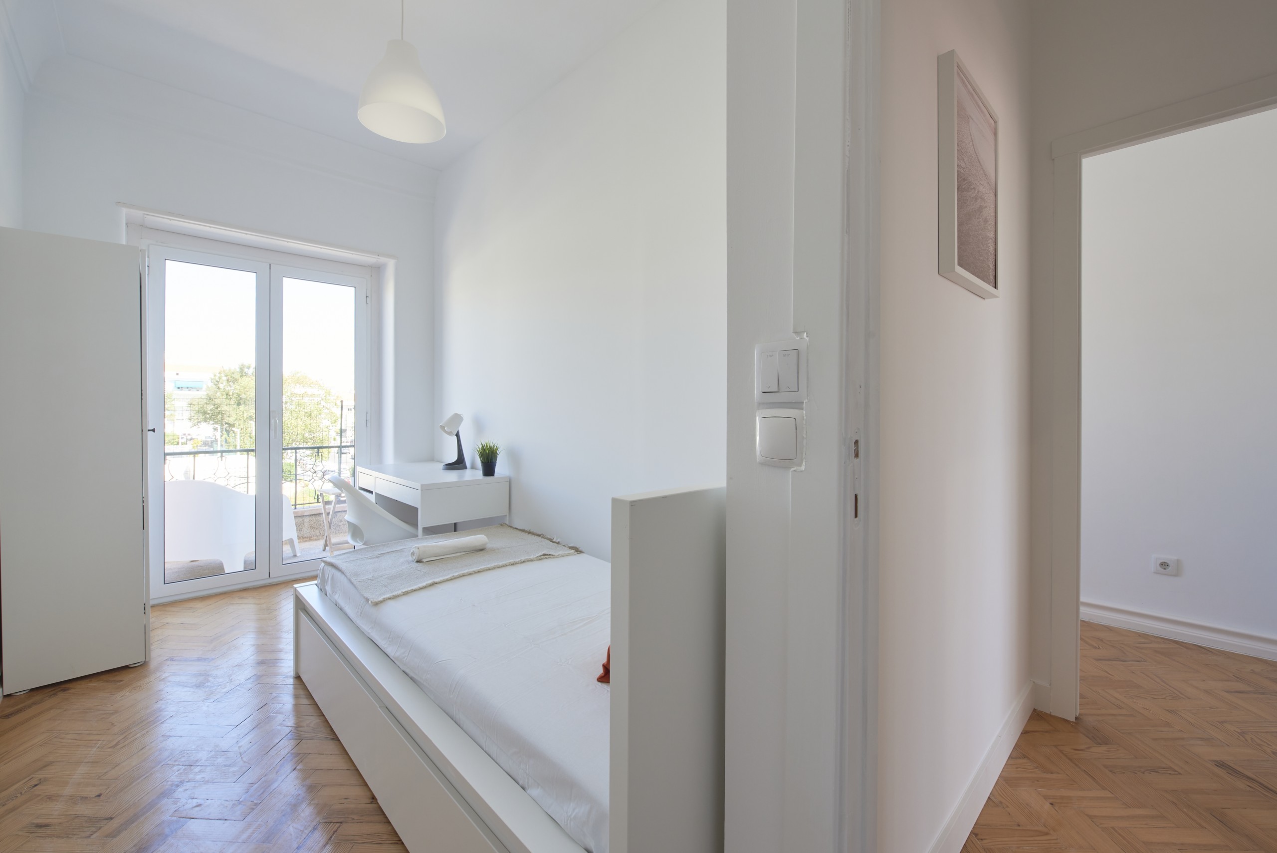 Cozy Room 4 with Natural Light em Bairro de São Miguel, lisboa – foto 2 de 27