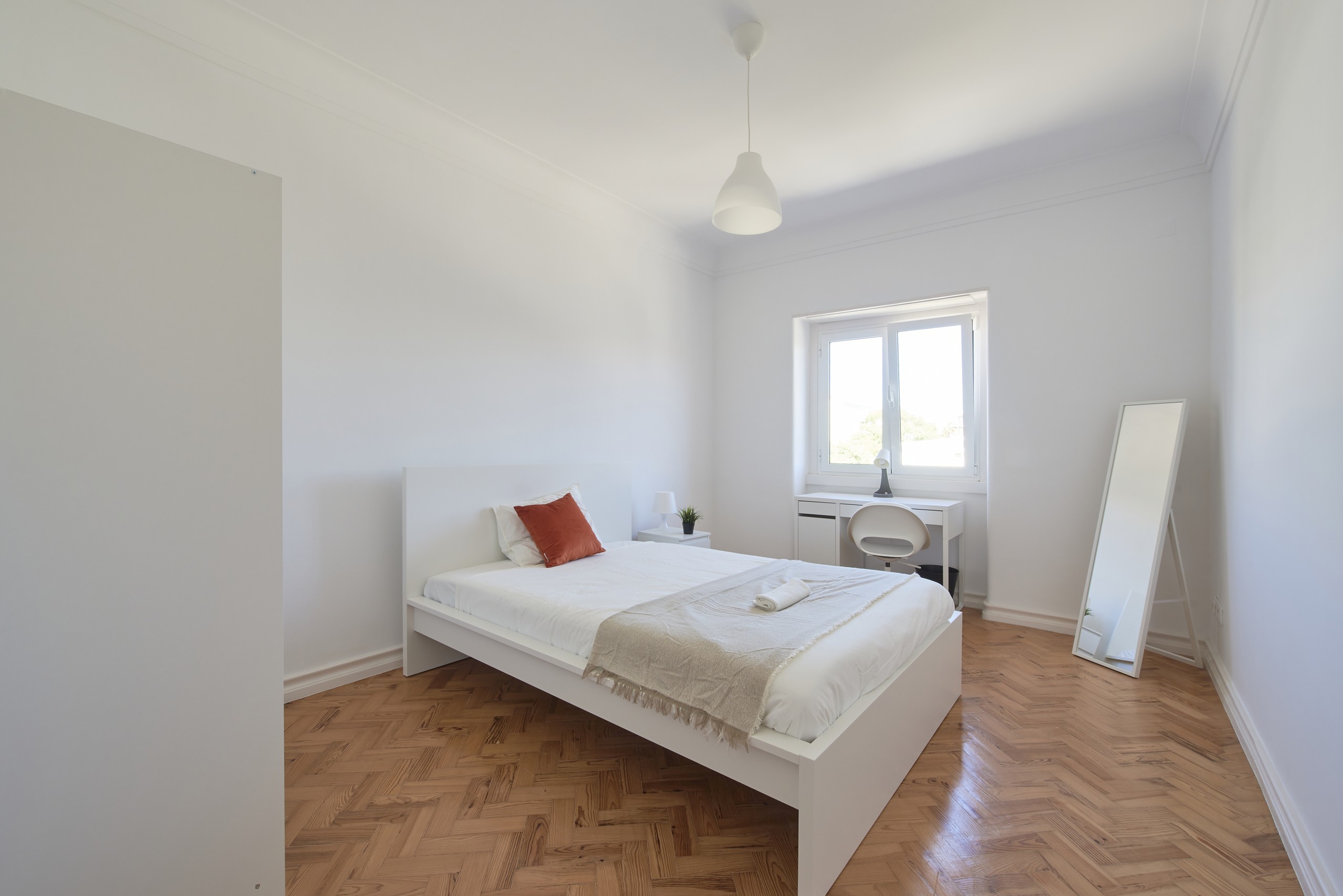 Sunlit Double Room 7 with Workspace em Bairro de São Miguel, lisboa – foto 4 de 25