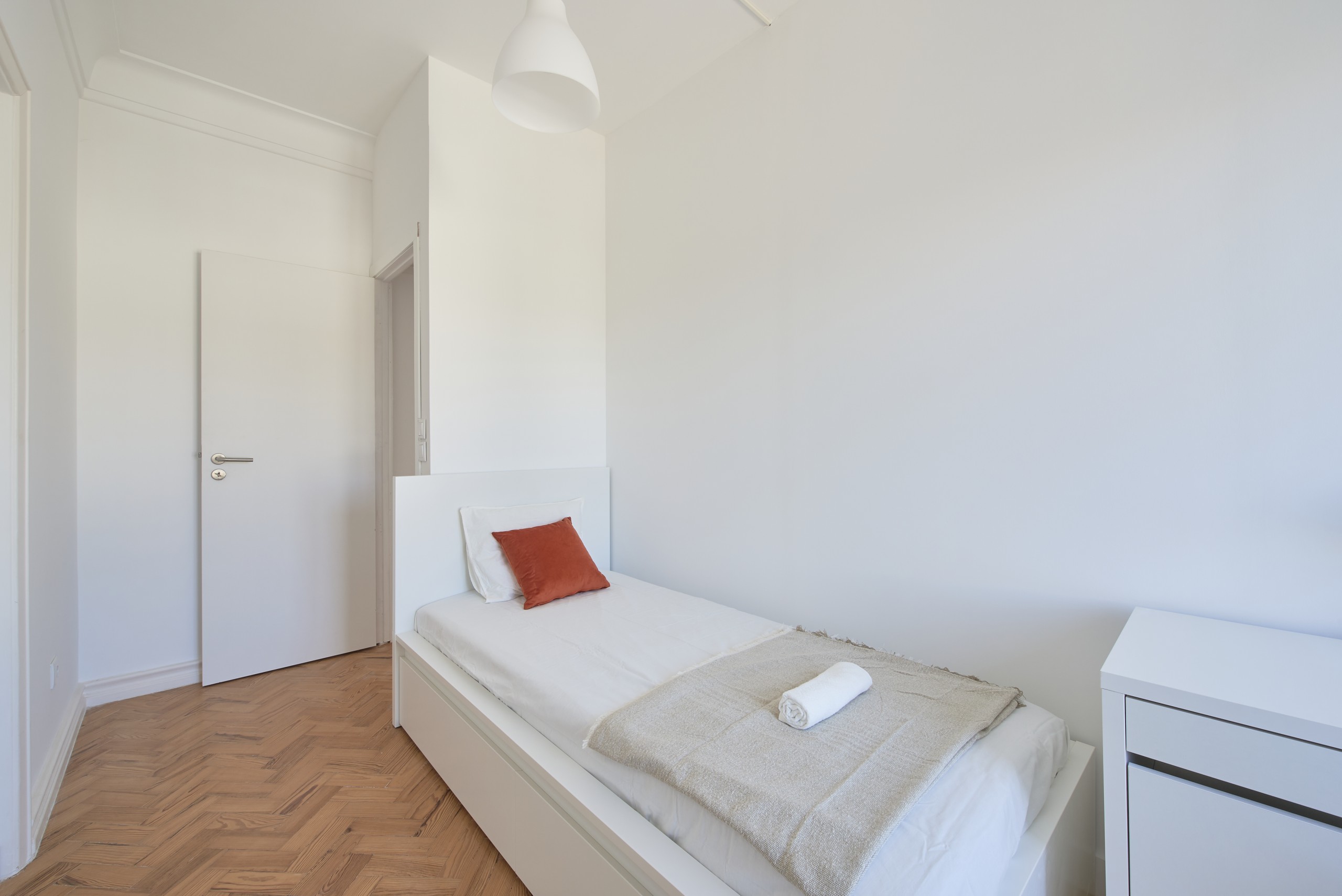 Sunny Single Furnished Room 3 em Bairro de São Miguel, lisboa – foto 2 de 25